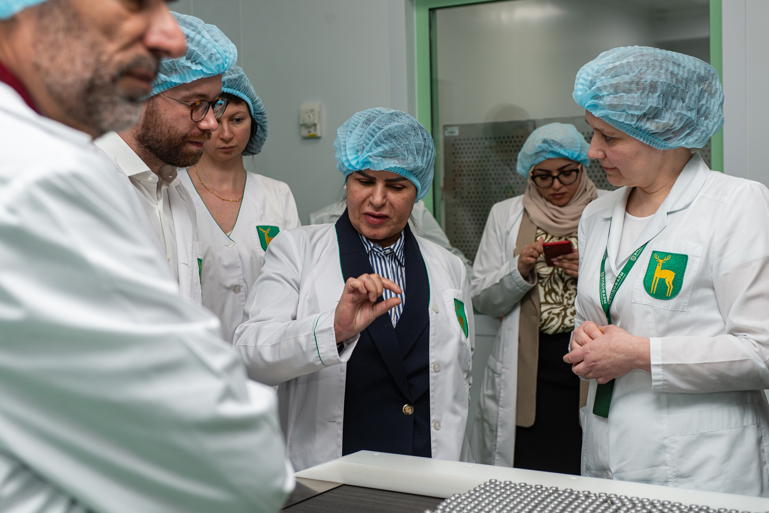 Репортажная съёмка делегации из Катара на производстве Эндофарм. Репортажный и персональный фотограф в Москве