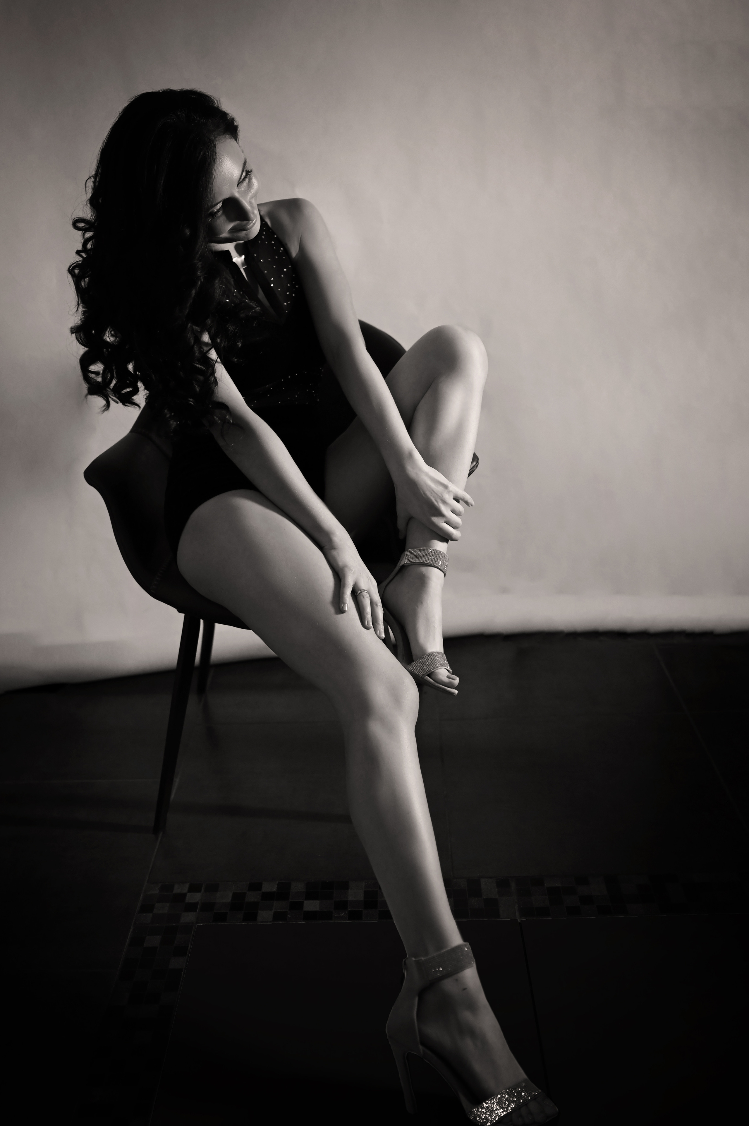 Женский портрет на черном фоне. Фотоальбомы на заказ