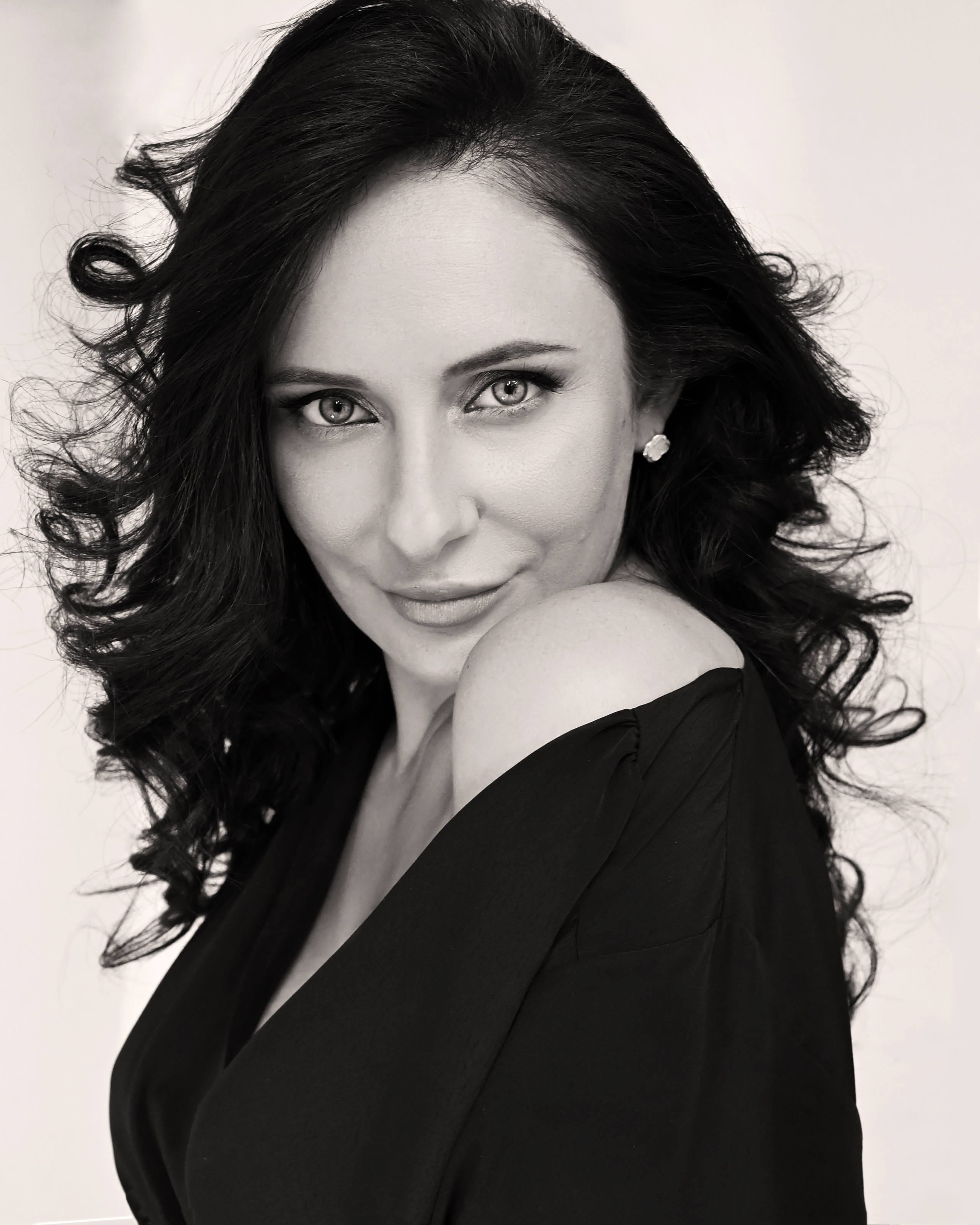 Женский портрет на черном фоне. Фотоальбомы на заказ