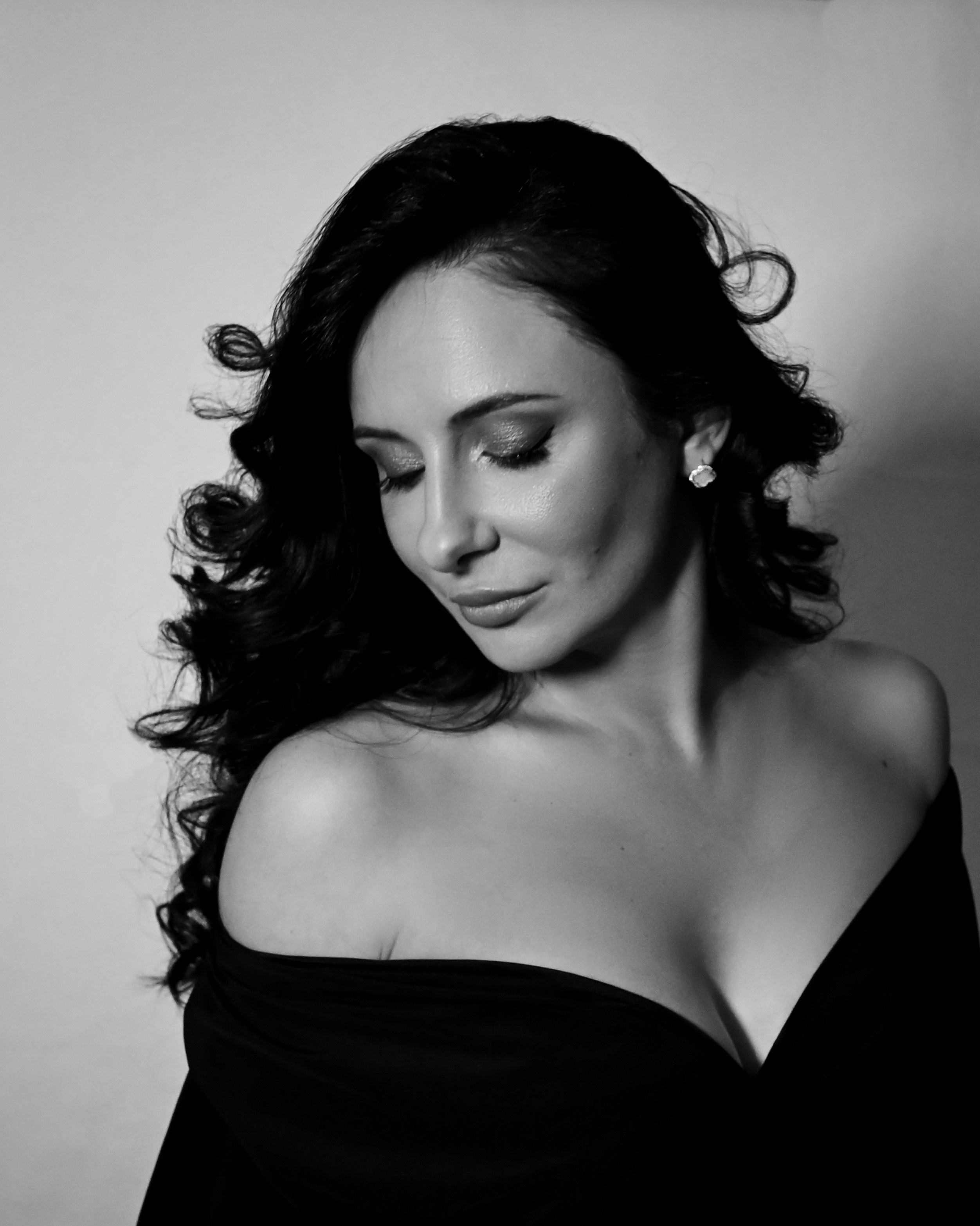 Женский портрет на черном фоне. Фотоальбомы на заказ