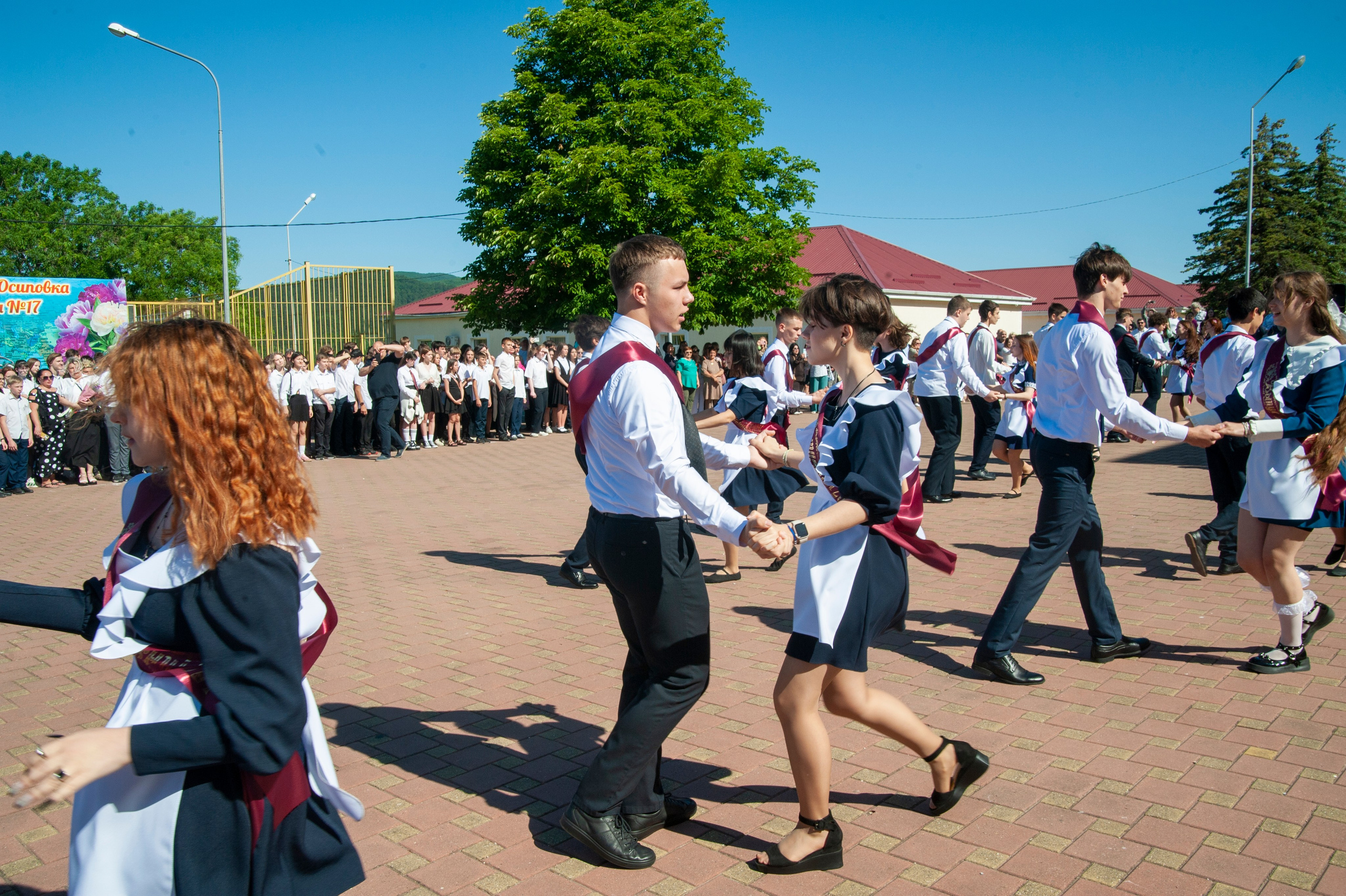 Последний Звонок МАОУ СОШ № 17 им. Эдуарда Есаяна — Архипо-Осиповка. Свадебный и семейный фотограф Денис Лукьянов в Краснодаре, Краснодарском крае и Республике Крым