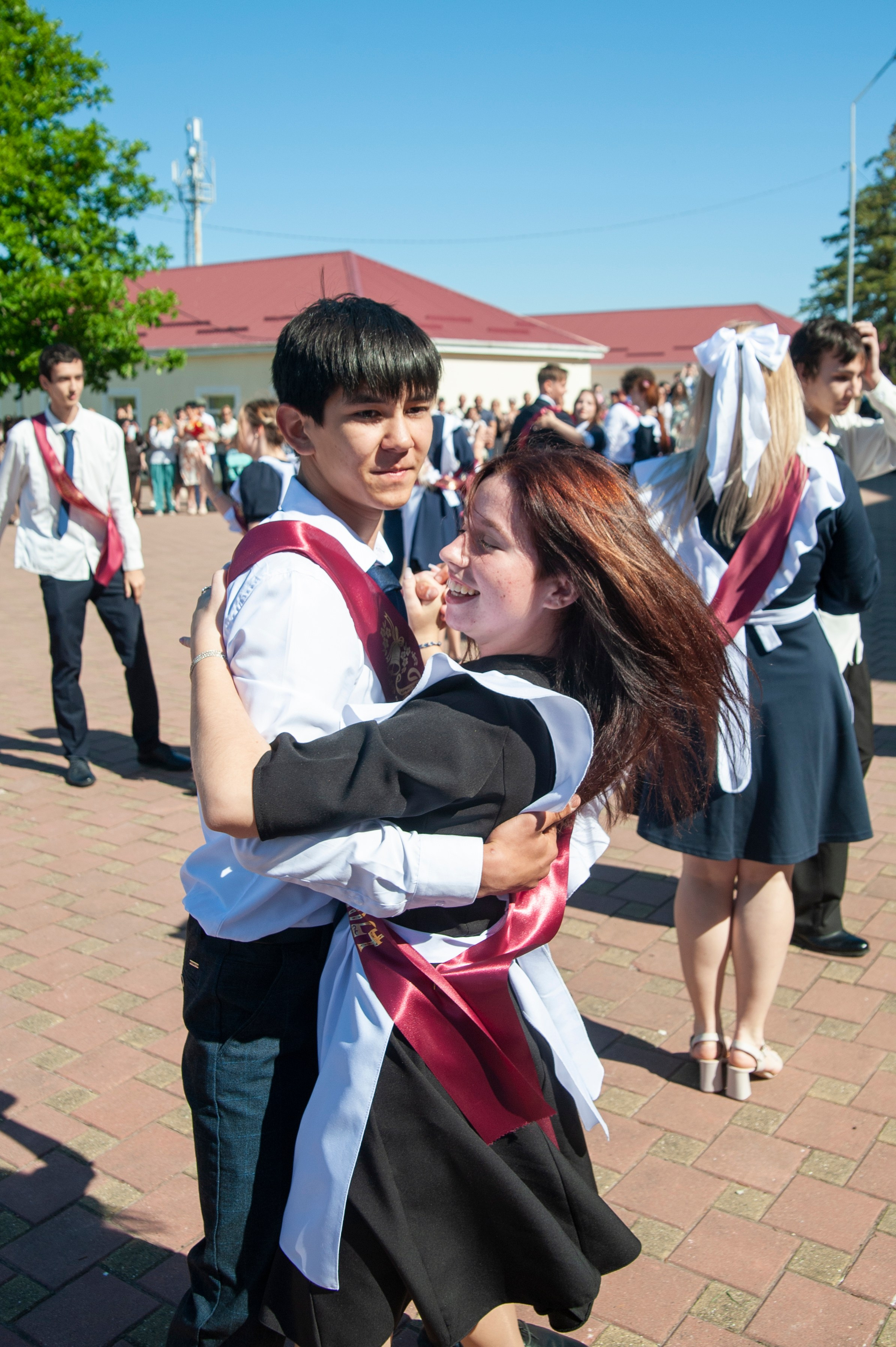 Последний Звонок МАОУ СОШ № 17 им. Эдуарда Есаяна — Архипо-Осиповка. Свадебный и семейный фотограф Денис Лукьянов в Краснодаре, Краснодарском крае и Республике Крым