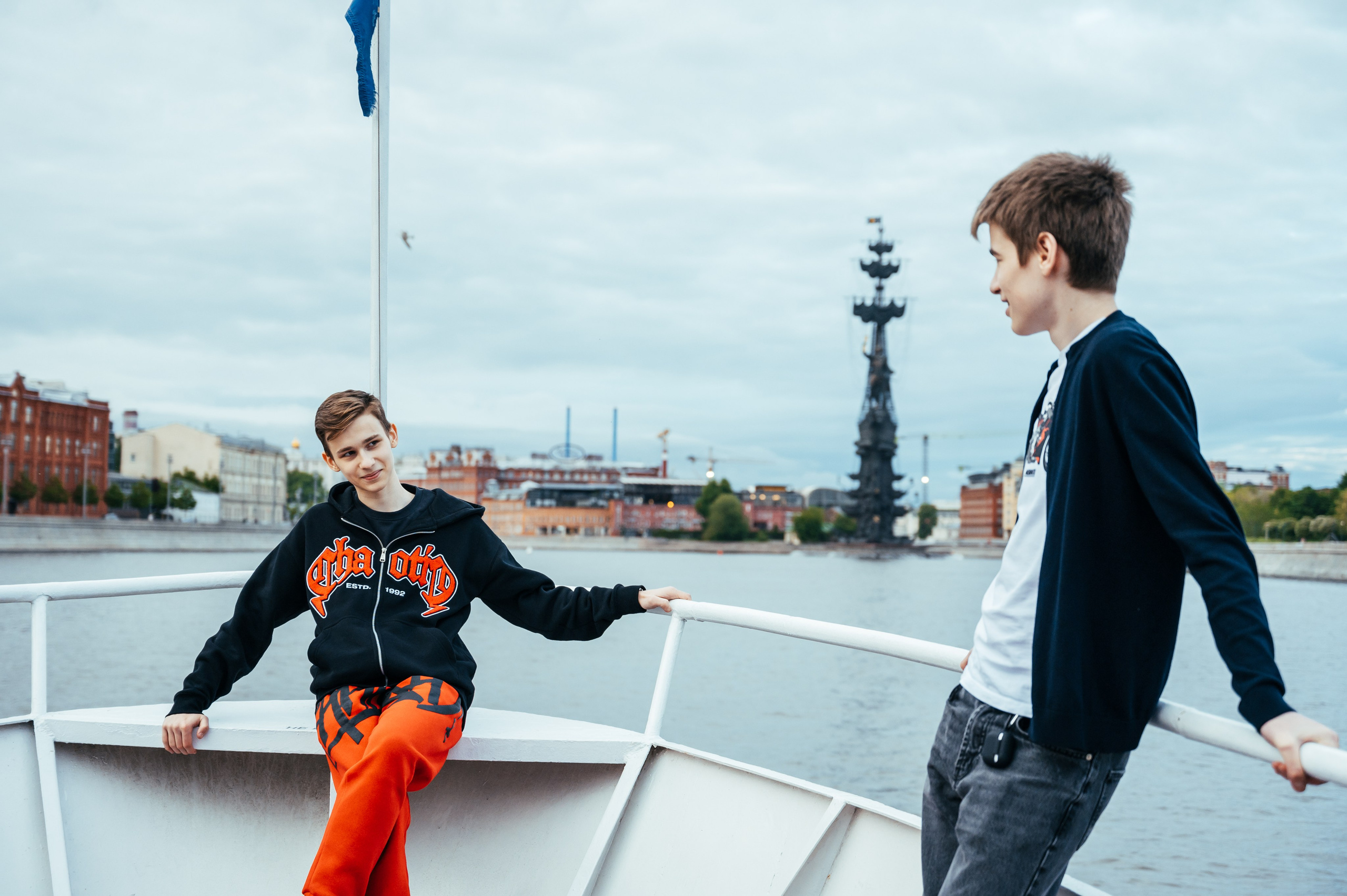 Последний звонок. Анастасия Петрович фотограф, фотокорреспондент в Москве и Санкт-Петербурге. Фотосъёмка репортажа, мероприятия, корпоративная съёмка, контент