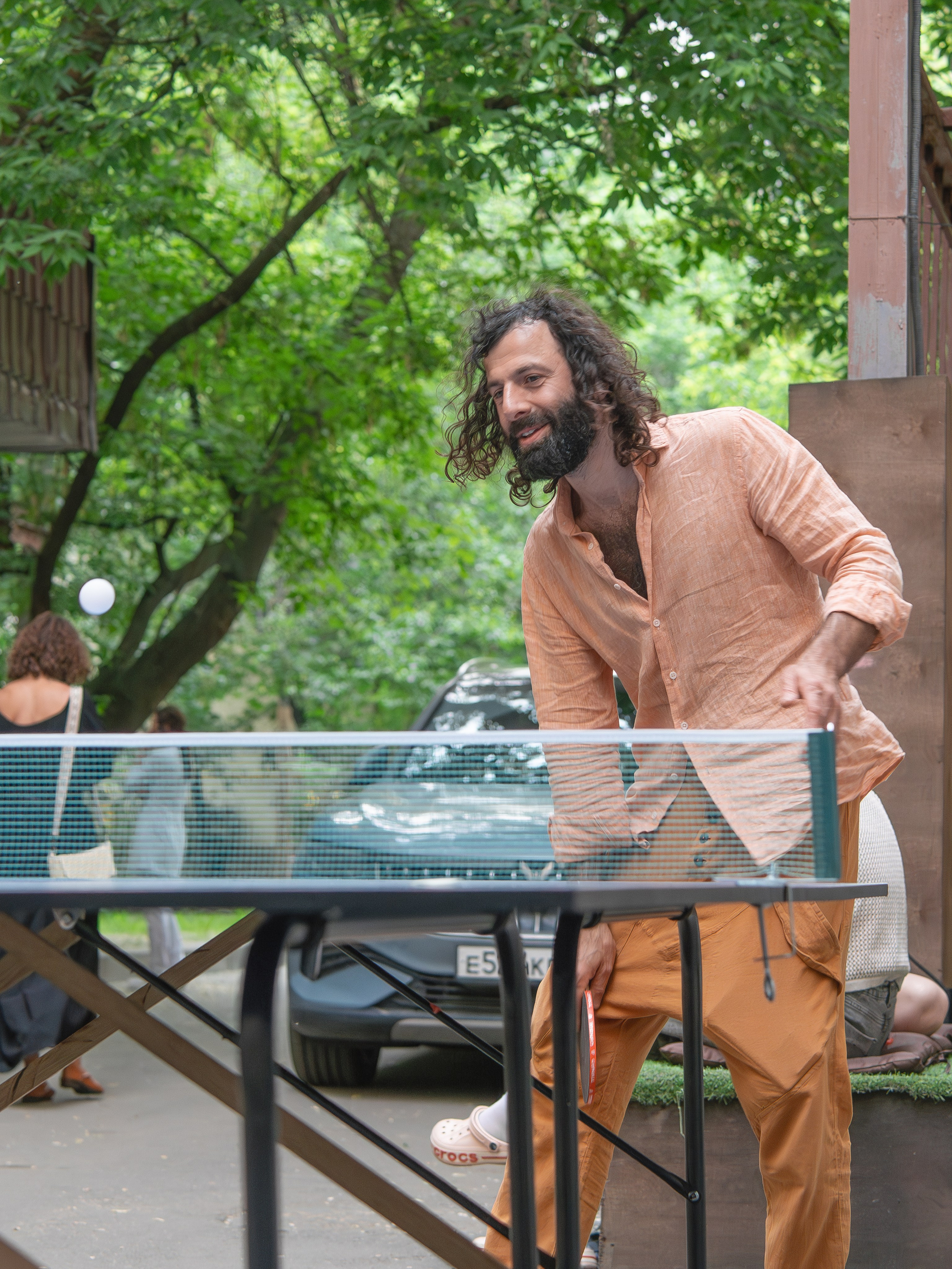 Репортажная съемка, посетители играют в настольный теннис 