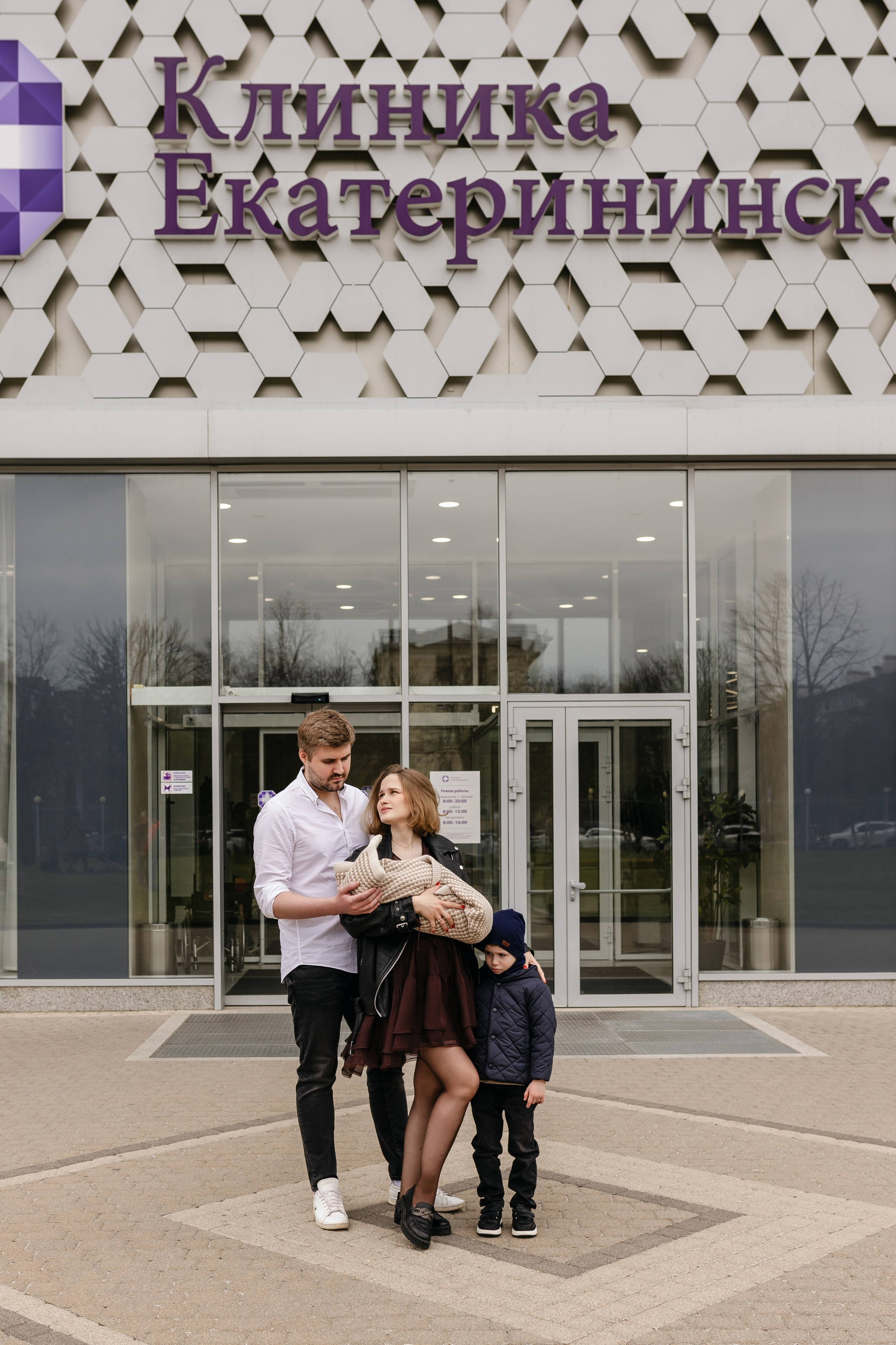 Фотограф на выписку из роддома в Краснодаре, выписка из Екатерининского роддома, фотограф Яна Морева. Семейный фотограф в Краснодаре Яна Морева