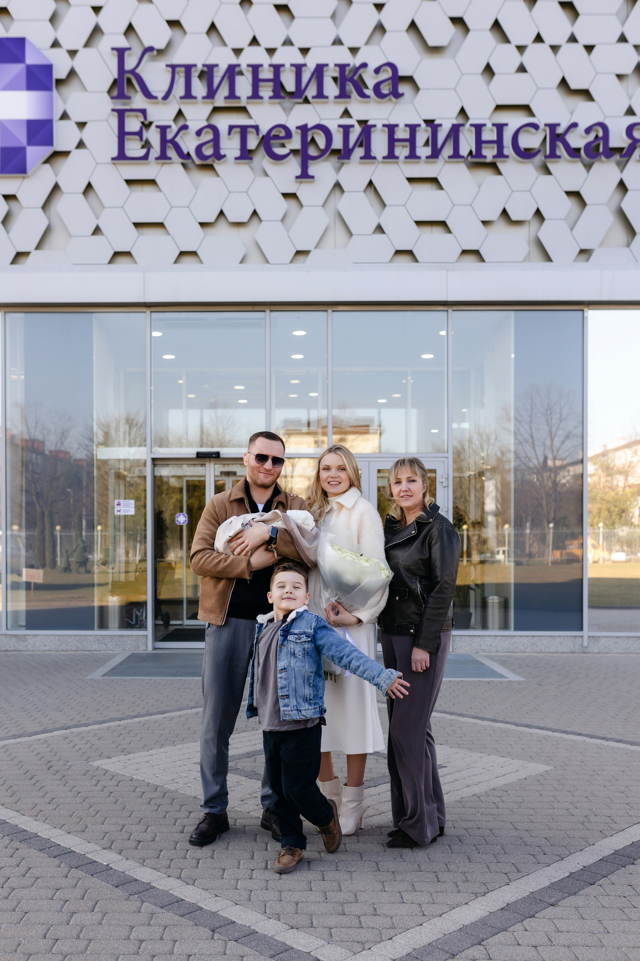 Фотограф на выписку из роддома в Краснодаре, выписка из Екатерининского роддома, фотограф Яна Морева. Семейный фотограф в Краснодаре Яна Морева
