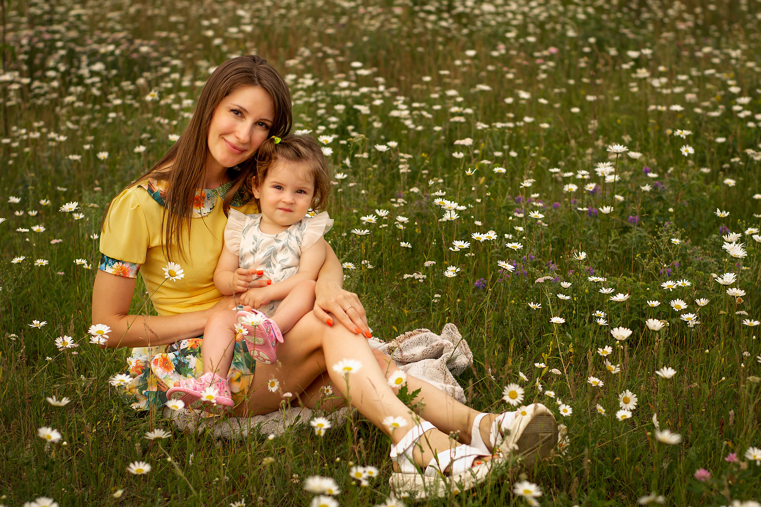 Счастье среди ромашек. Приподаева Алёна семейный и детский фотограф в Красноярске
