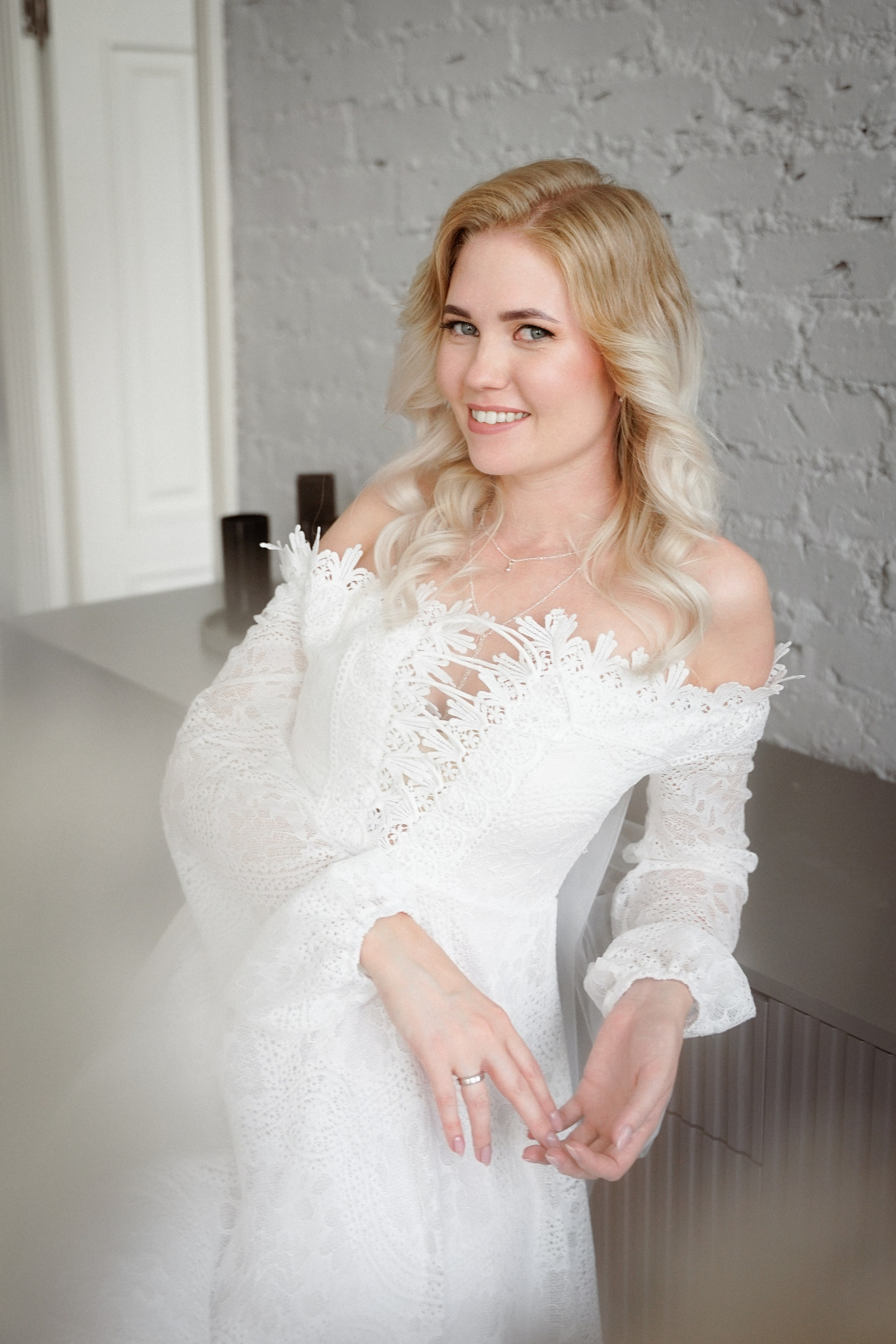 Свадебная фотосессия в студии с темным полом