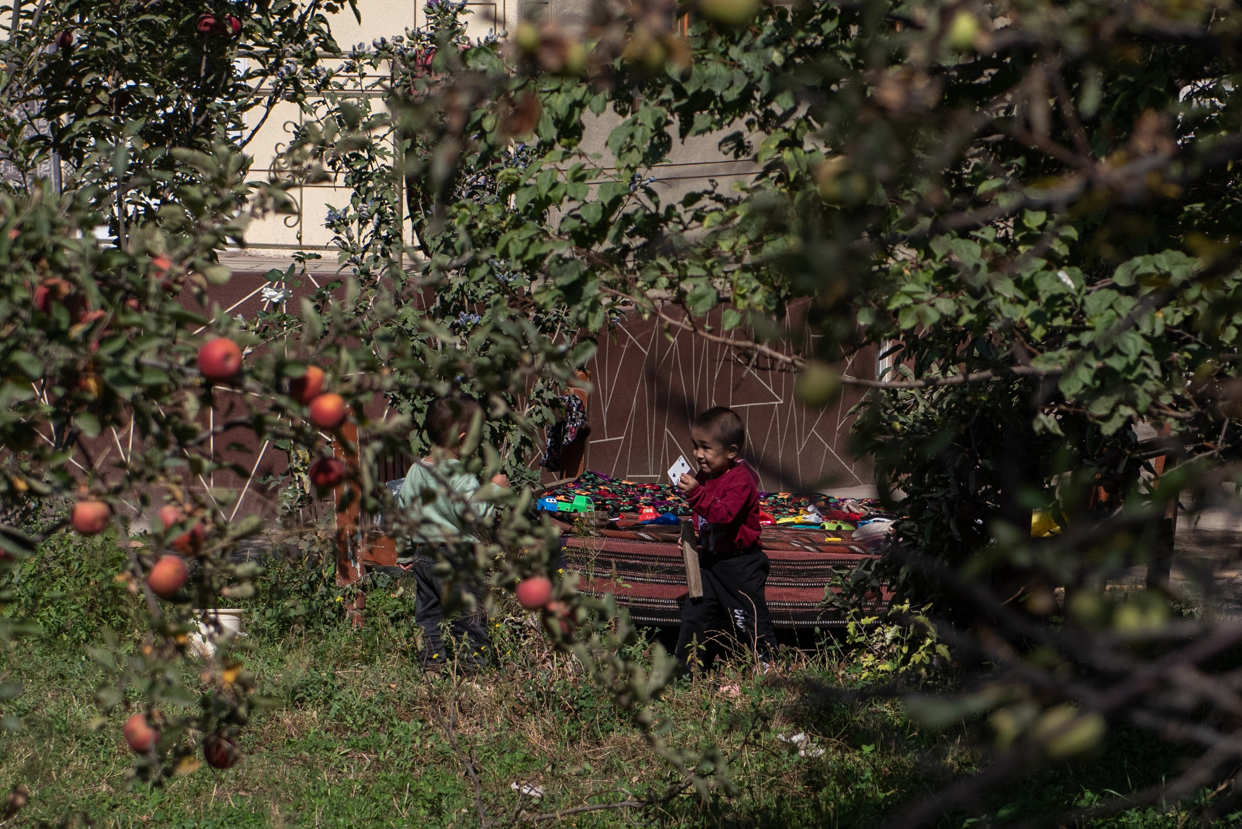 Дети играют в карты