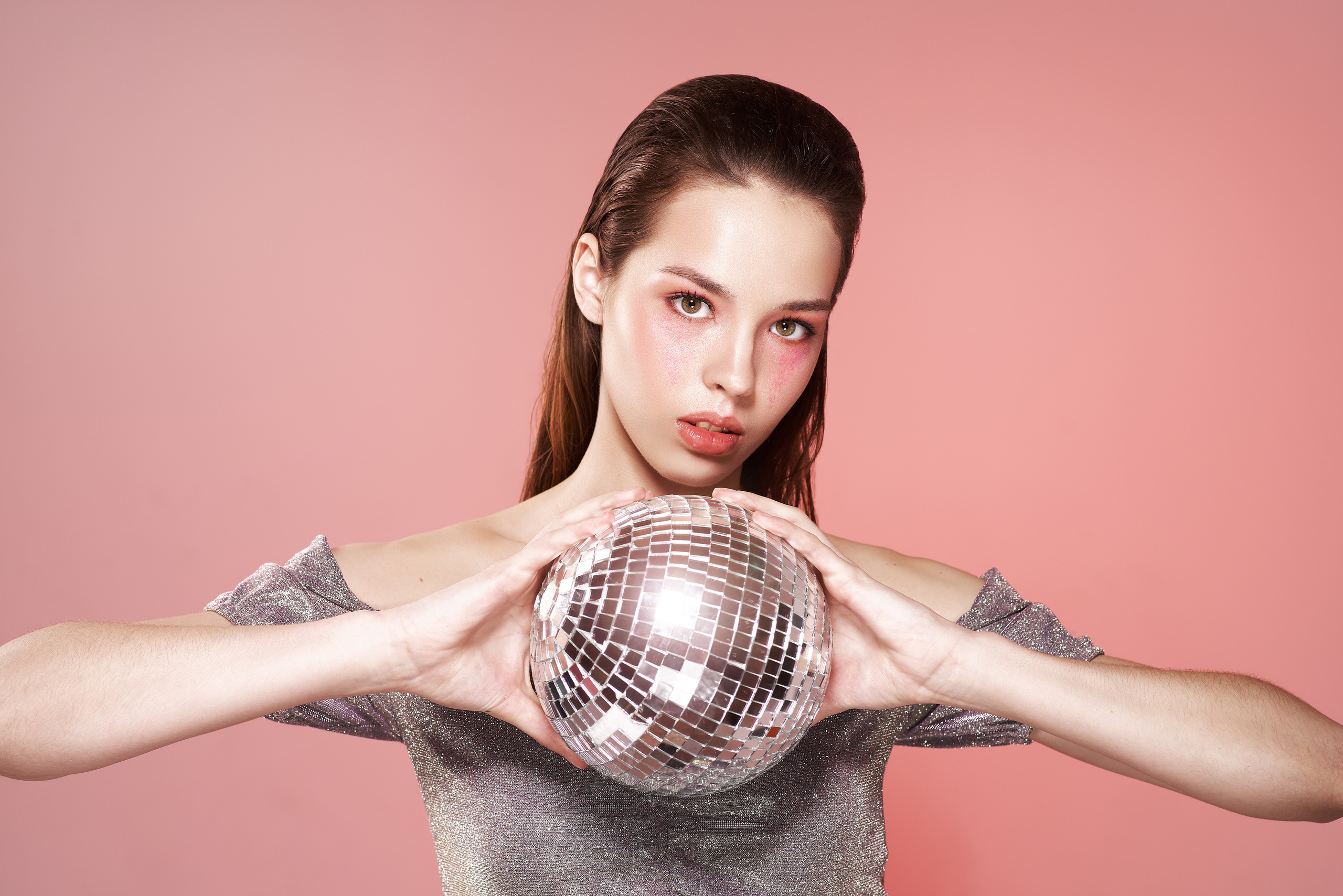 Silver. Студийный, семейный, свадебный, фэшн и ню фотограф в Астрахани, производство выпускных альбомов. Руслан Кондрашин