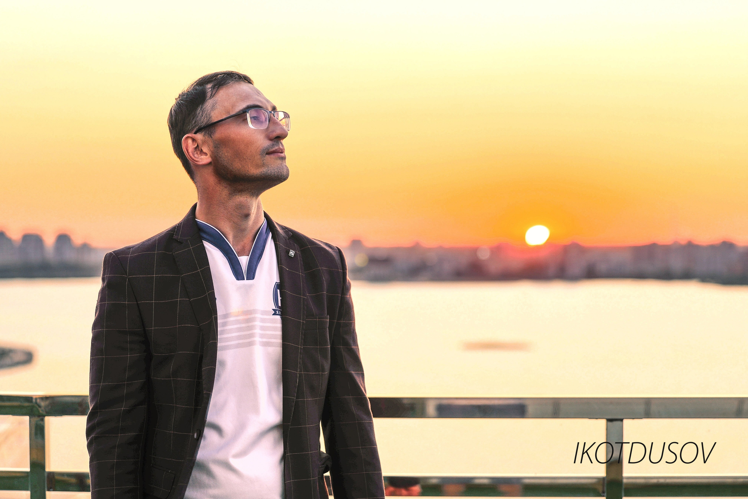 Фотограф Илнар Котдусов - портрет мужчины в лучах заката.