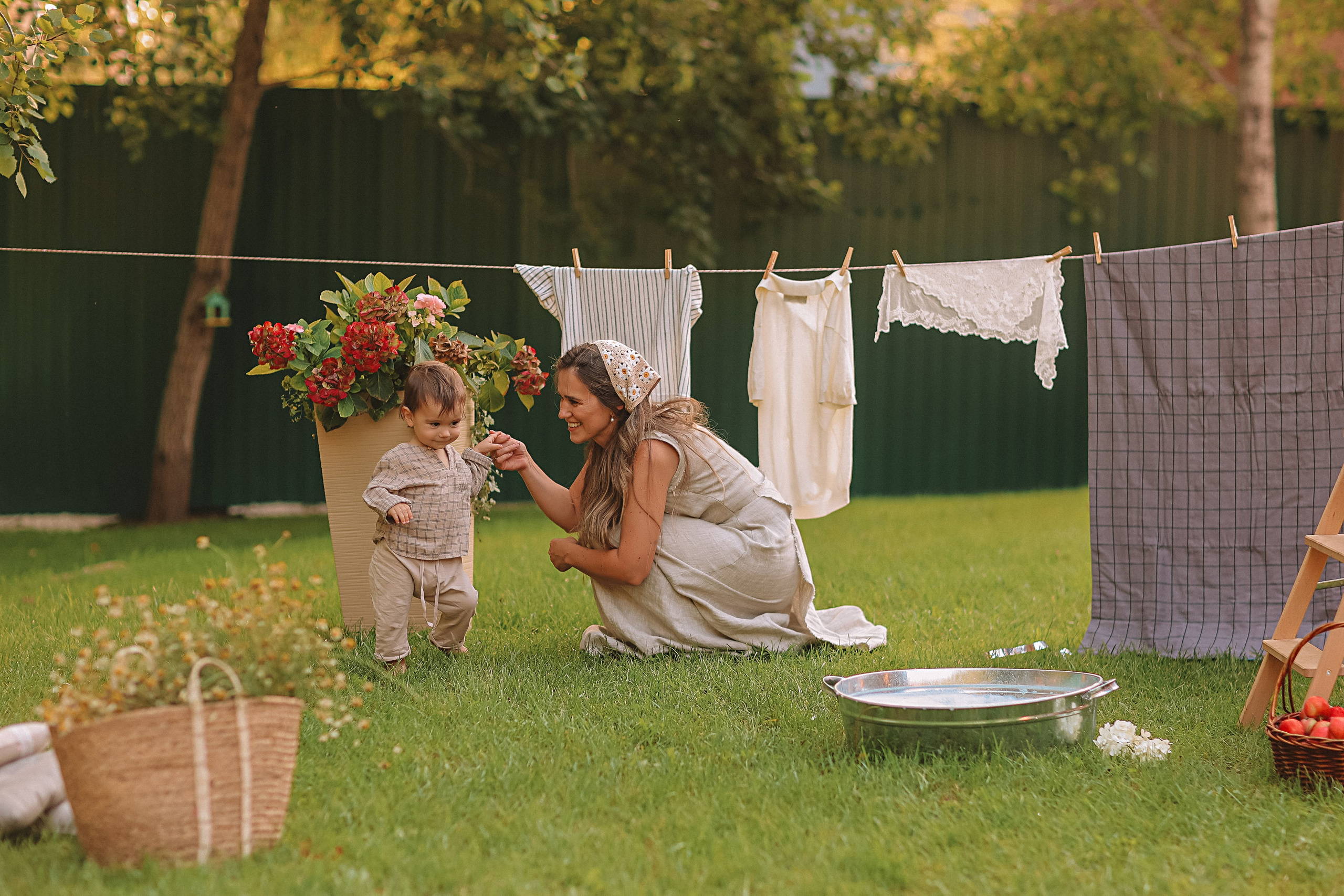 Стирка у дома. Семейный фотограф Тюмень, фотограф на роды Салмина Мария