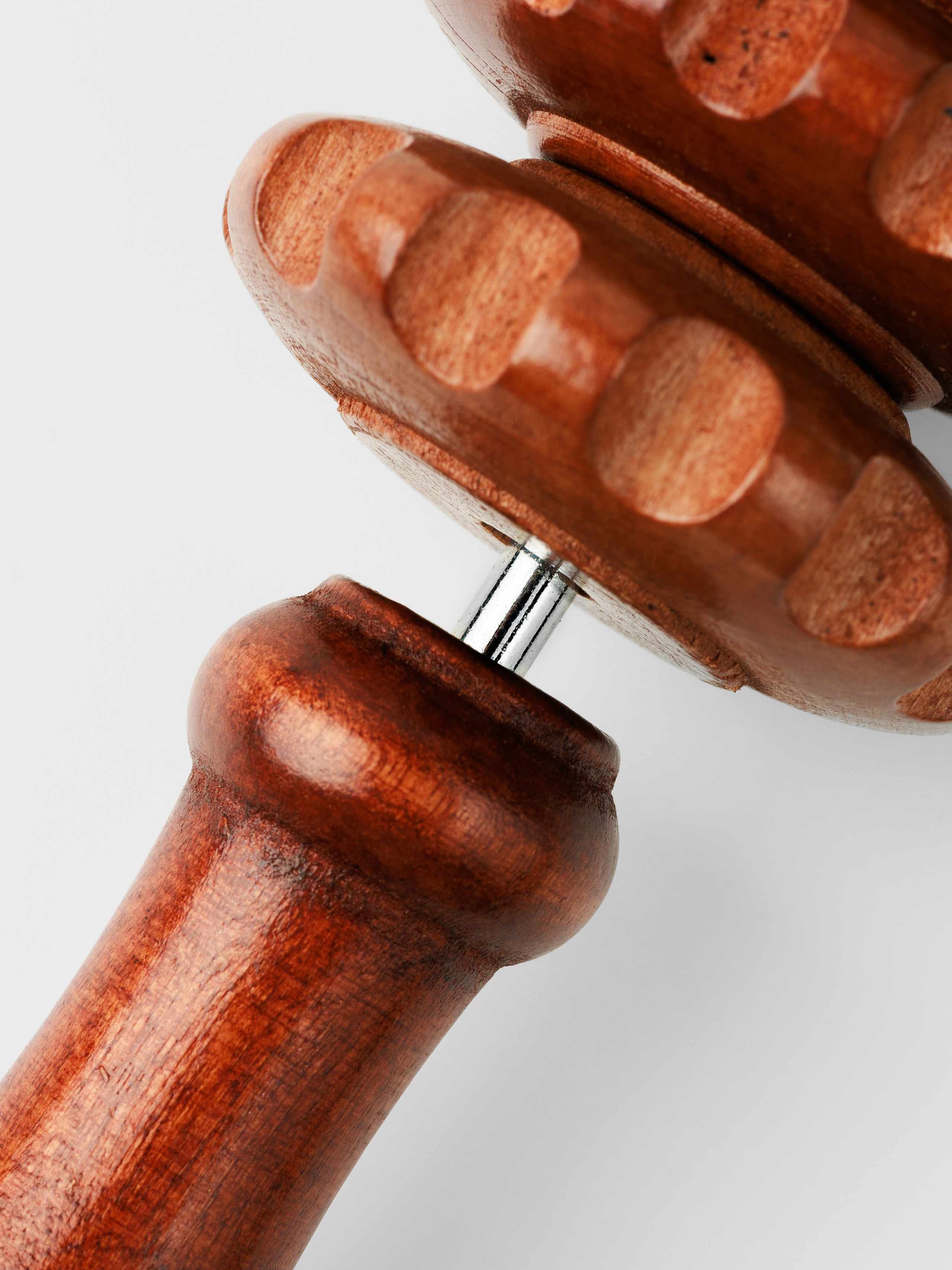 ручка деревянного массажера на белом фоне