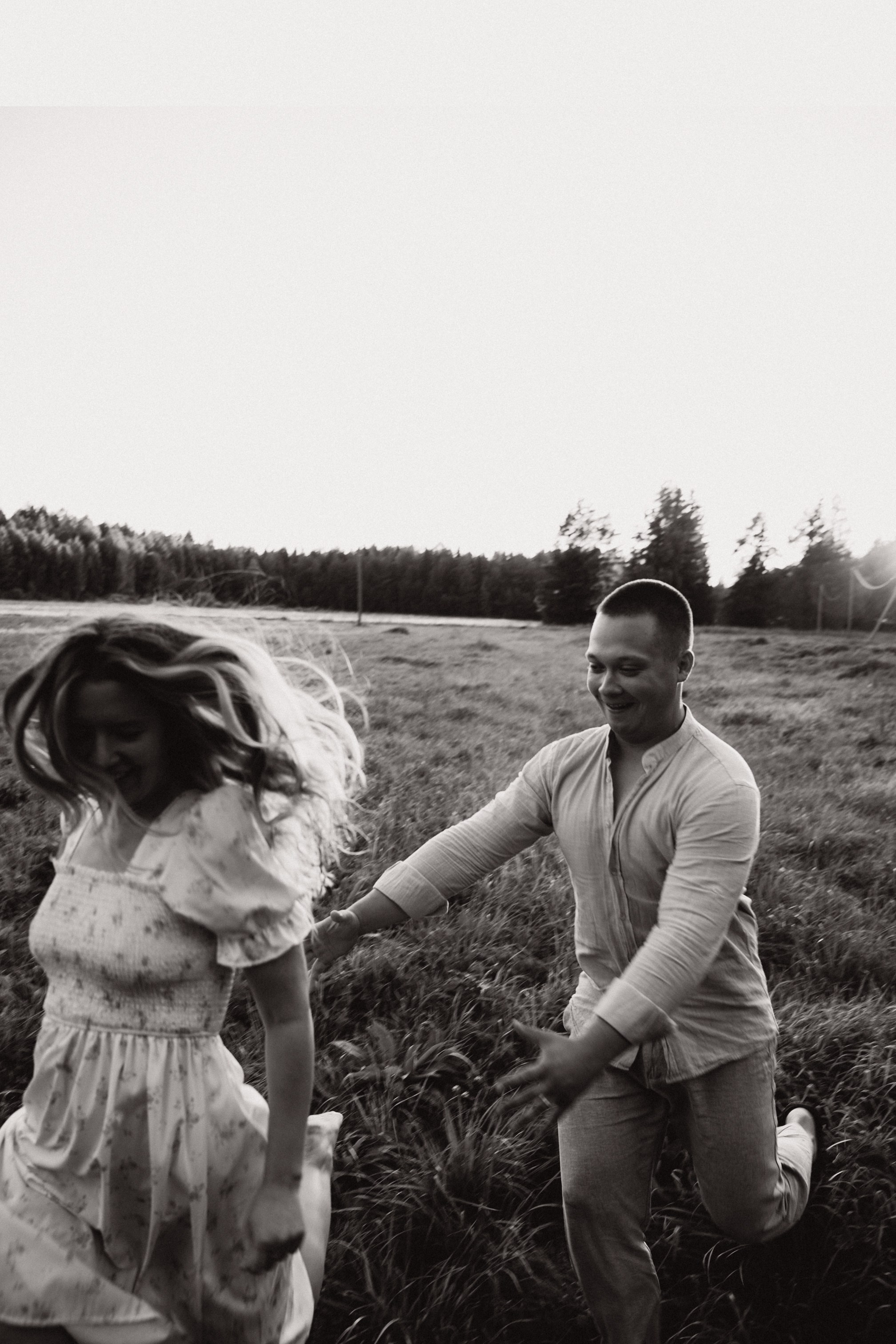 Целоваться в траве. Семейный свадебный фотограф Екатеринбург Первоуральск Шарнина Алёна