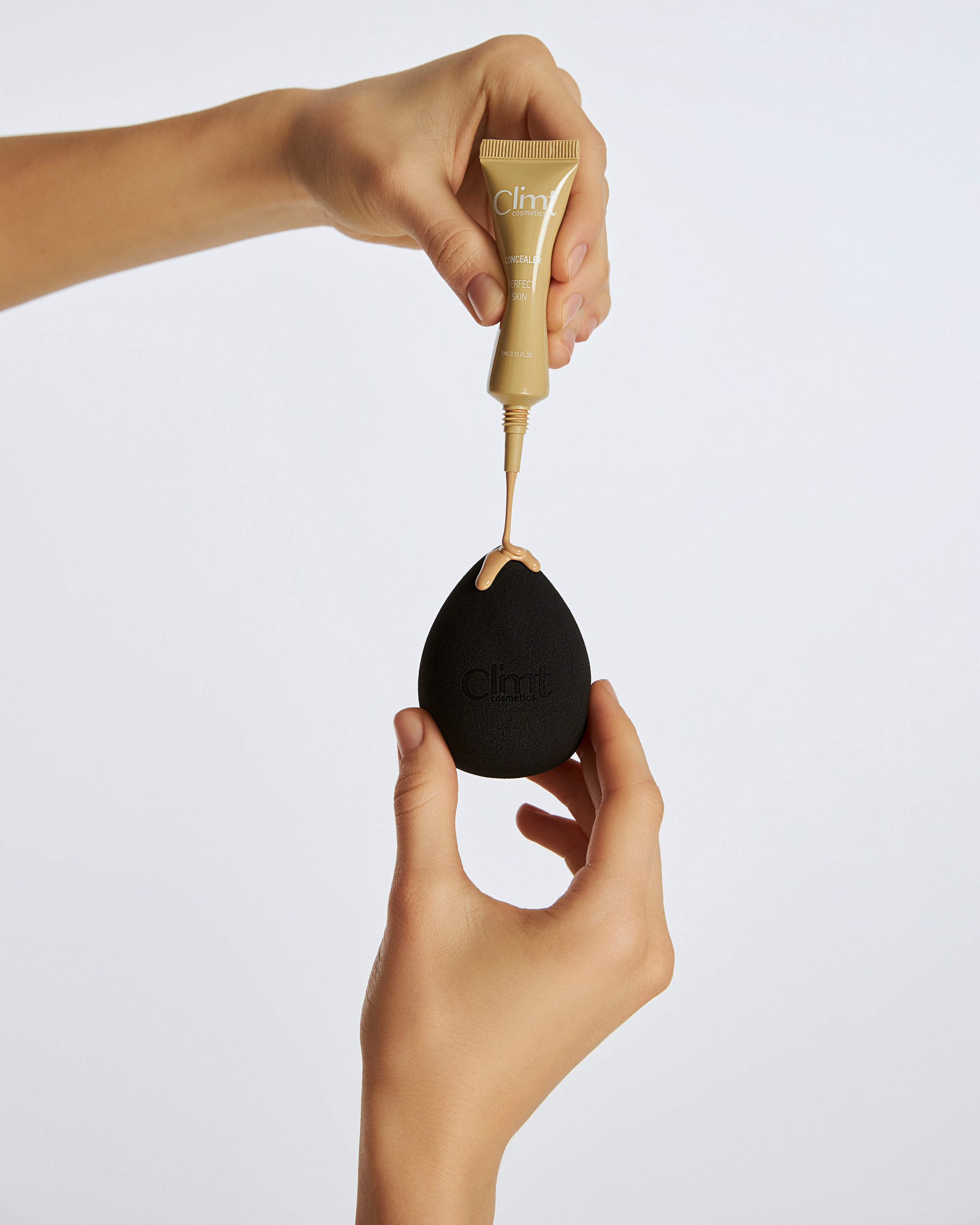 На фотографии вы можете увидеть, как хайлайтер добавляет лучи света и контраст к вашему макияжу. Этот многофункциональный продукт подчеркивает высокие точки вашего лица, придавая ему естественное сияние и изысканный блеск