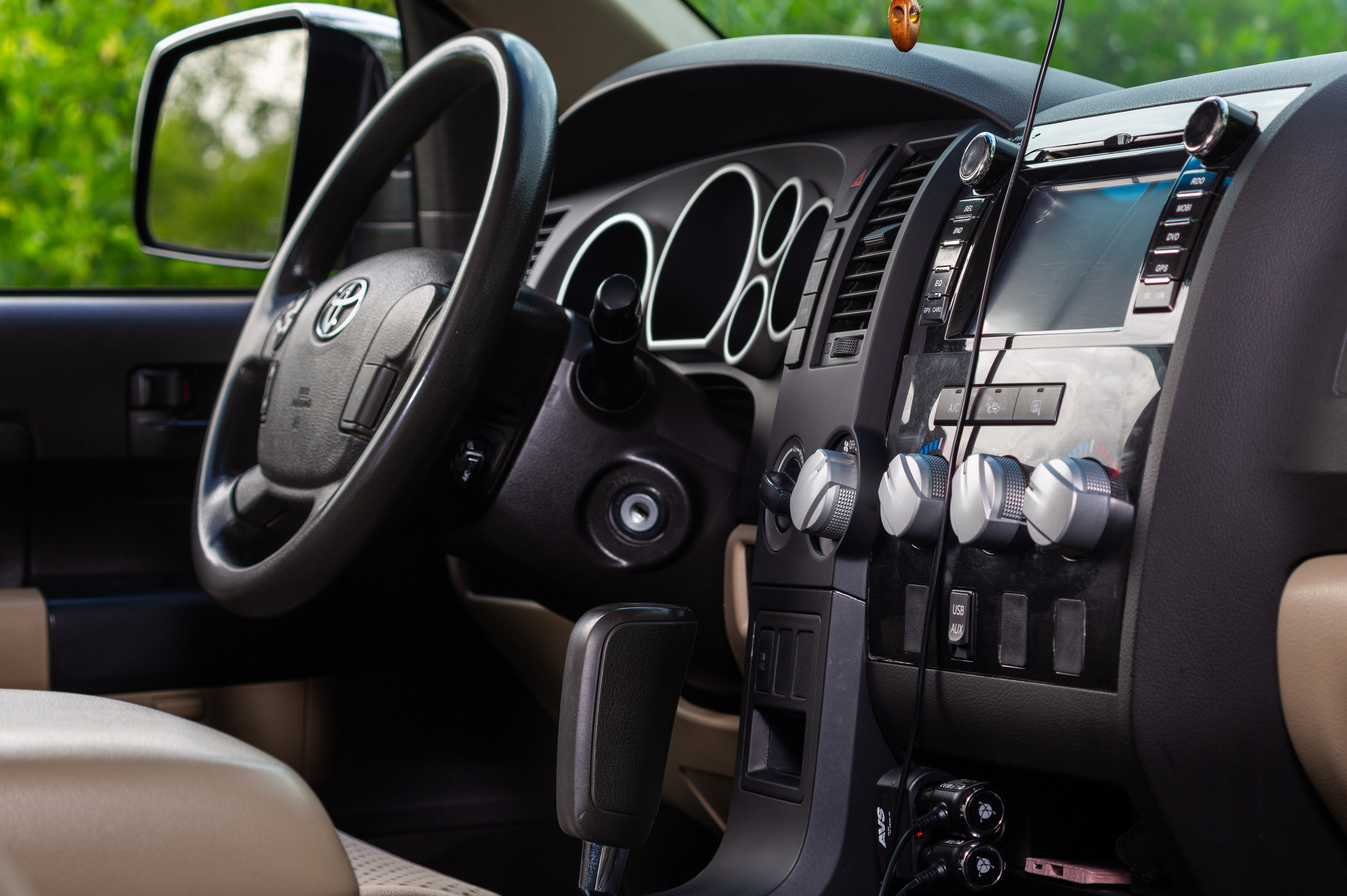 Фотосъемка автомобиля Toyota Tundra для продажи. Интерьерный фотограф и ретушер в Красноярске Денис Антропов