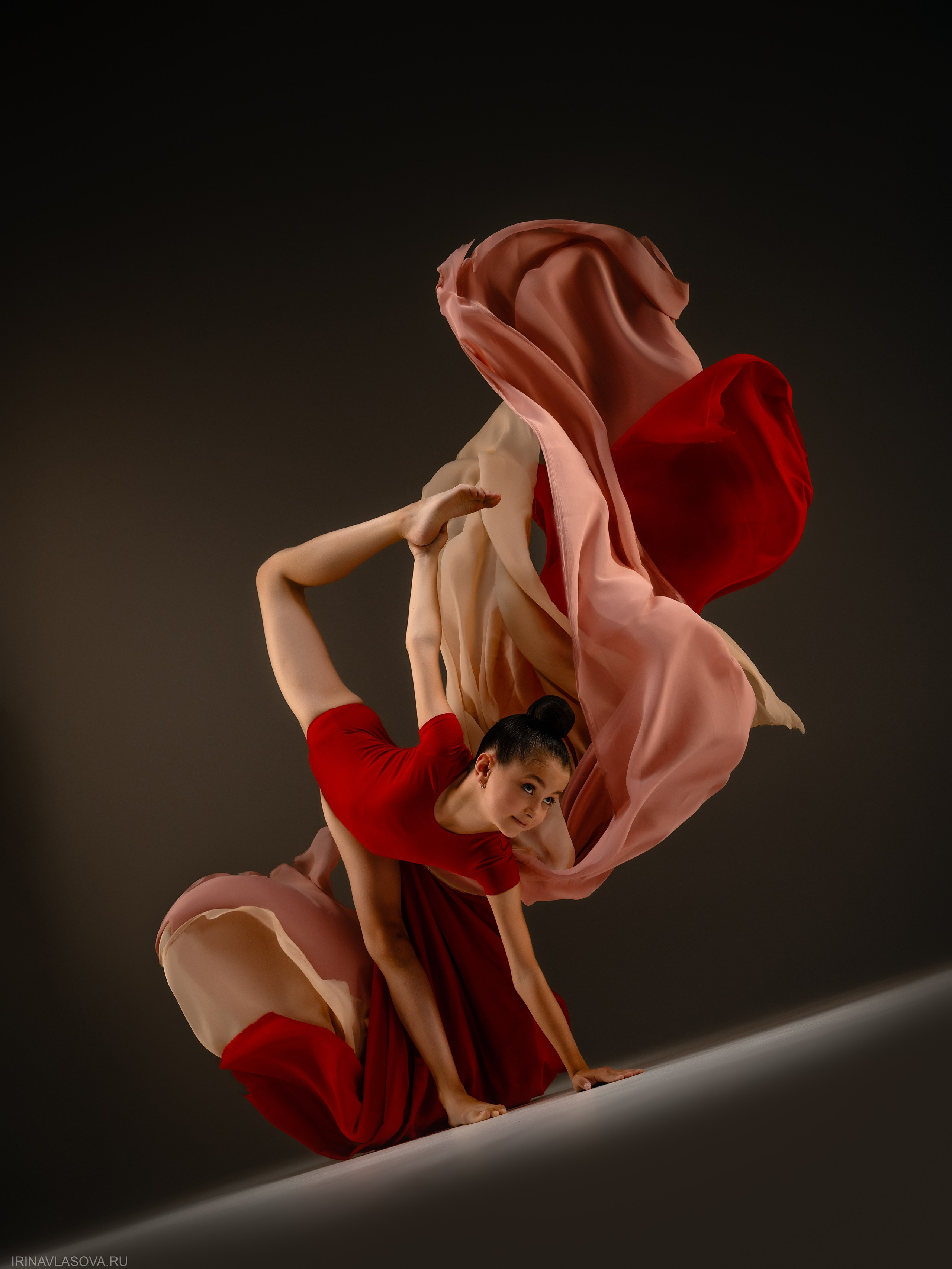 шикарная фотосесия для гимнастки с летящими тканями