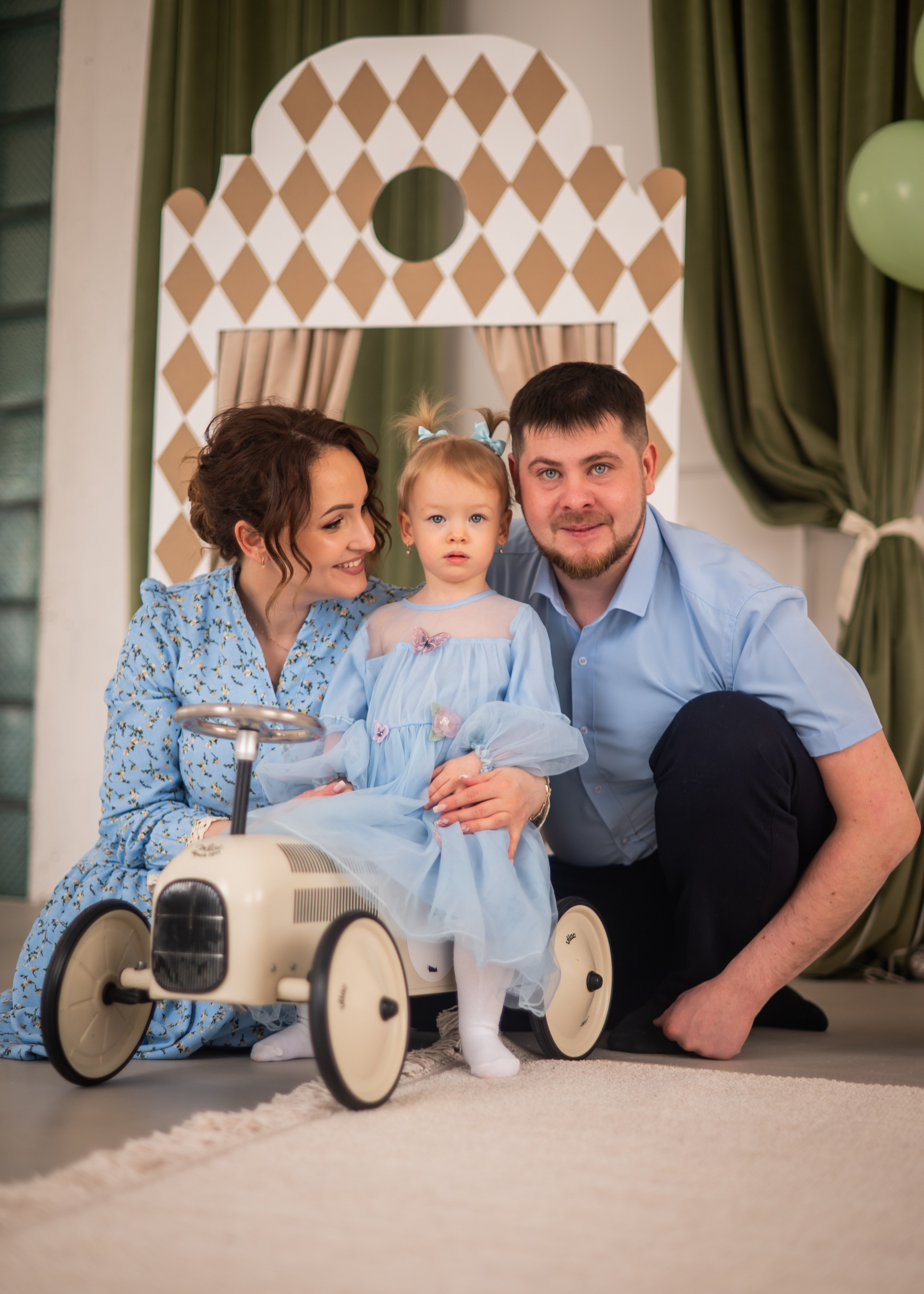 Александр и Анастасия и доченька Юлечка (1). Я Ольга Казанцева, фотографирую снимаю ваши киноистории и печатаю фото и цифровые портреты на холсте