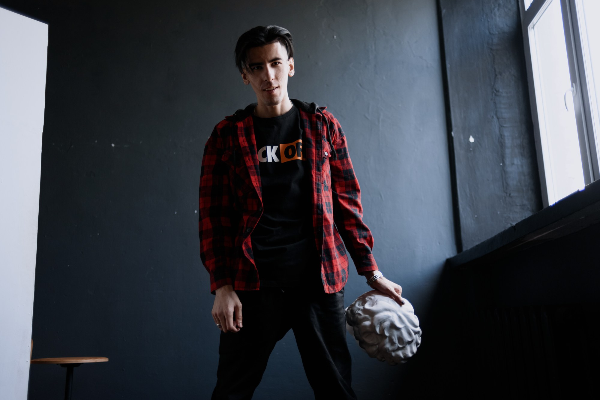 Мужской портрет в Тюмени: стильная студийная фотосессия. Портретный фотограф Тюмень Дарья Мустафина