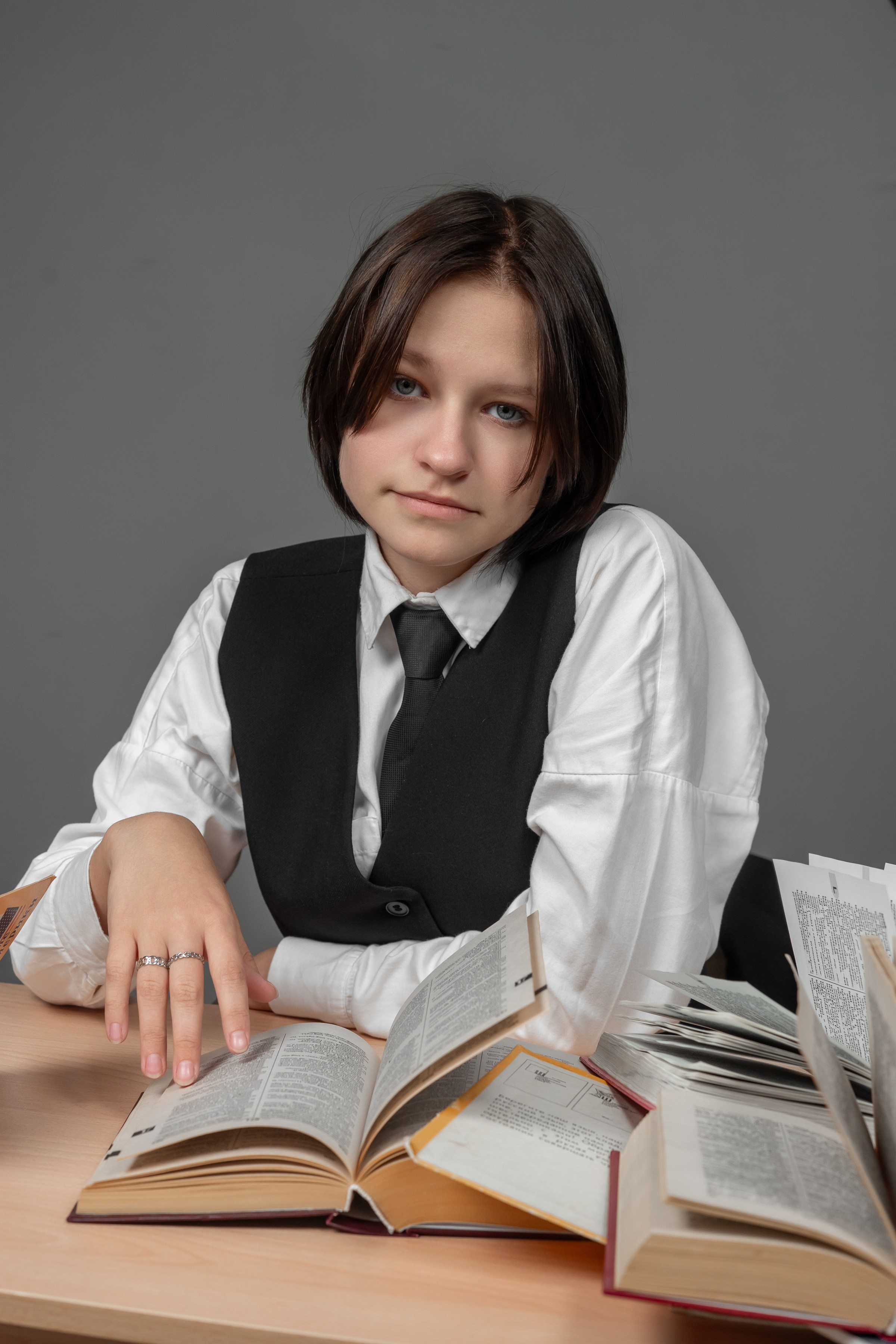 Портреты на сером  фоне. Ольга Плаксина фотограф в Саратове