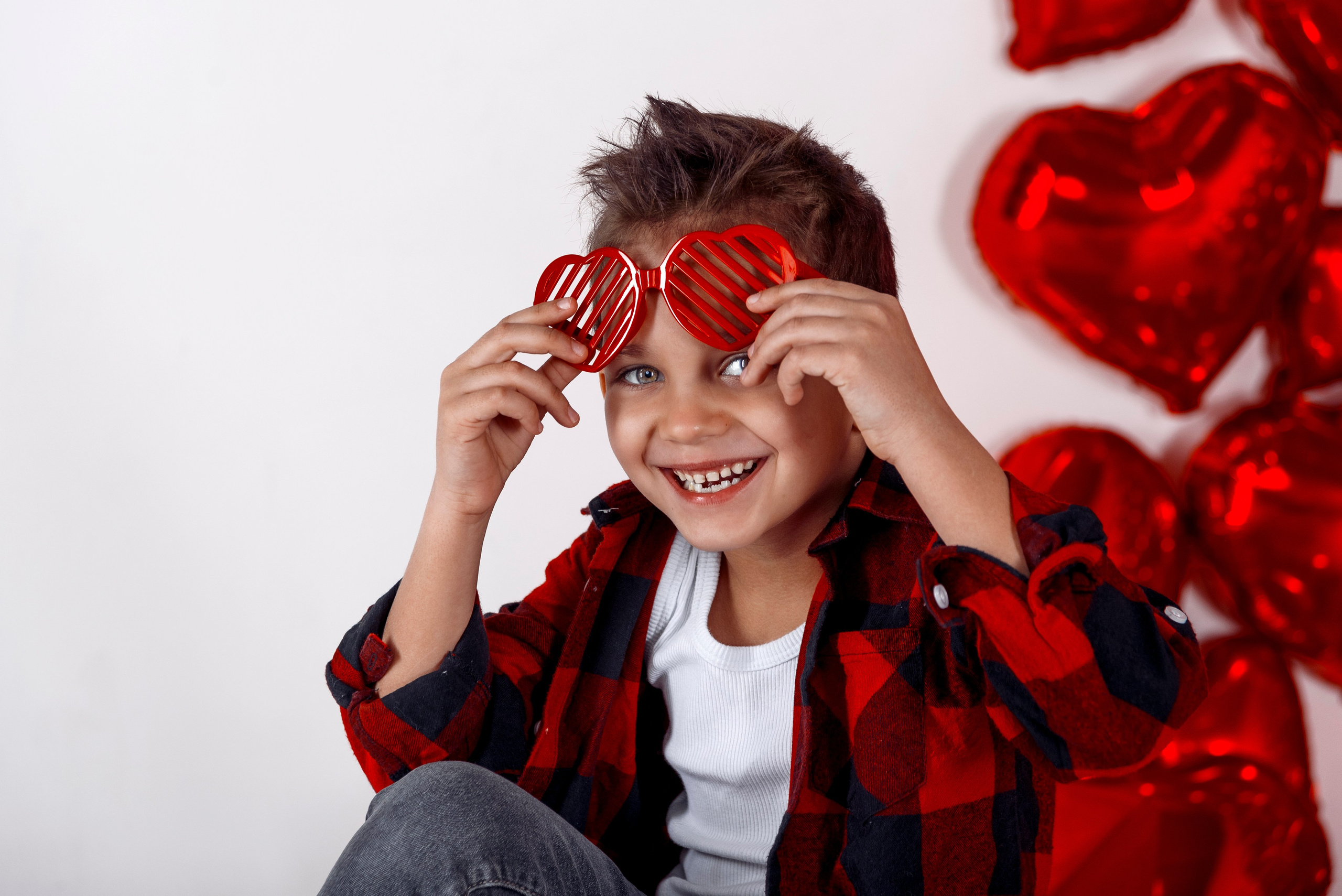 Детская фотосессия с красными сердцами в фотостудии Сочи. Детский студийный фотограф Сочи