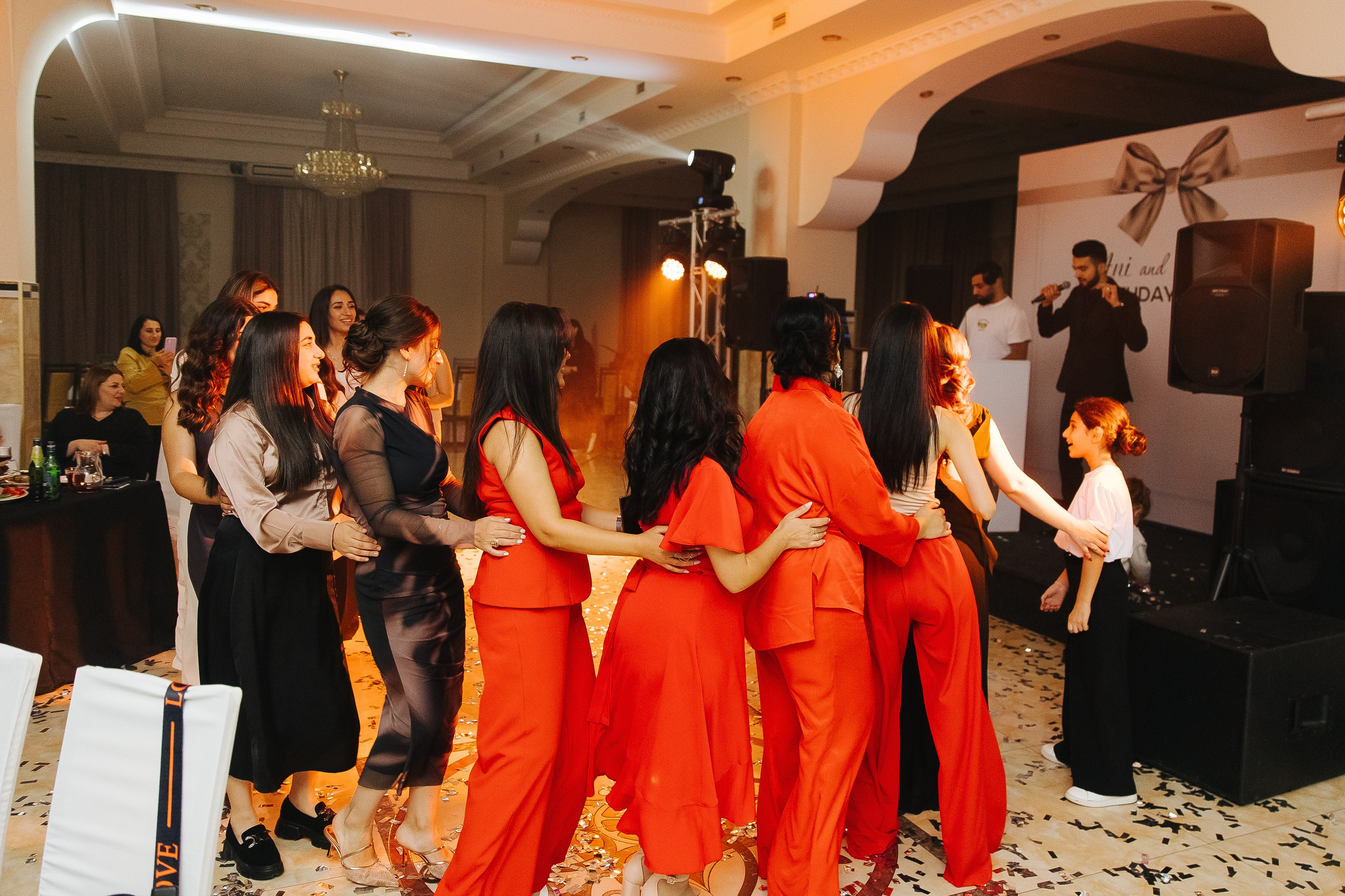 Ани и Назели. 35&5 День рождения, «Янтарь». Фотограф в Красноярске Надежда Воскресенская