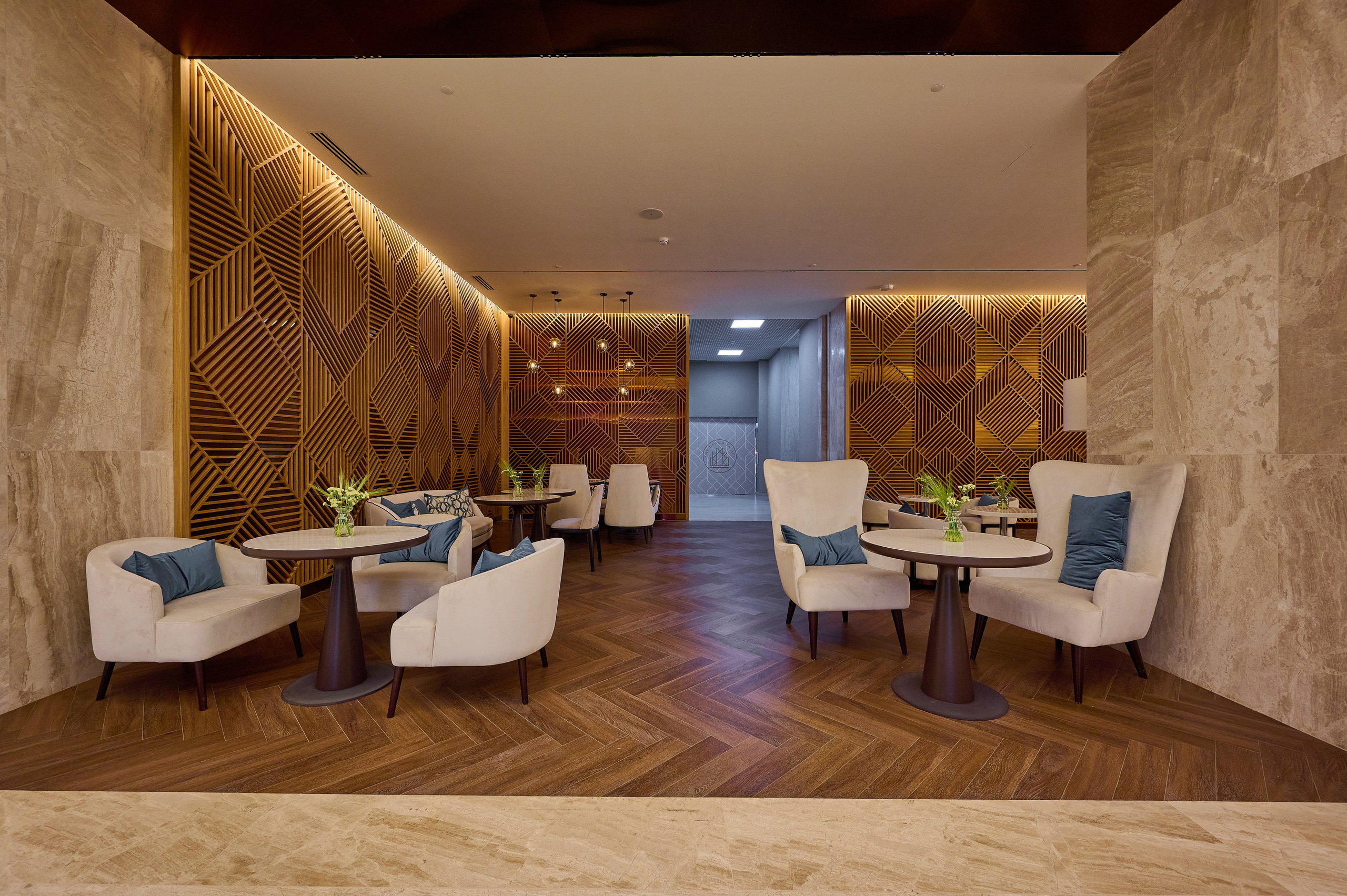 круглые белые столы белые кресла потолок с подсветкой 