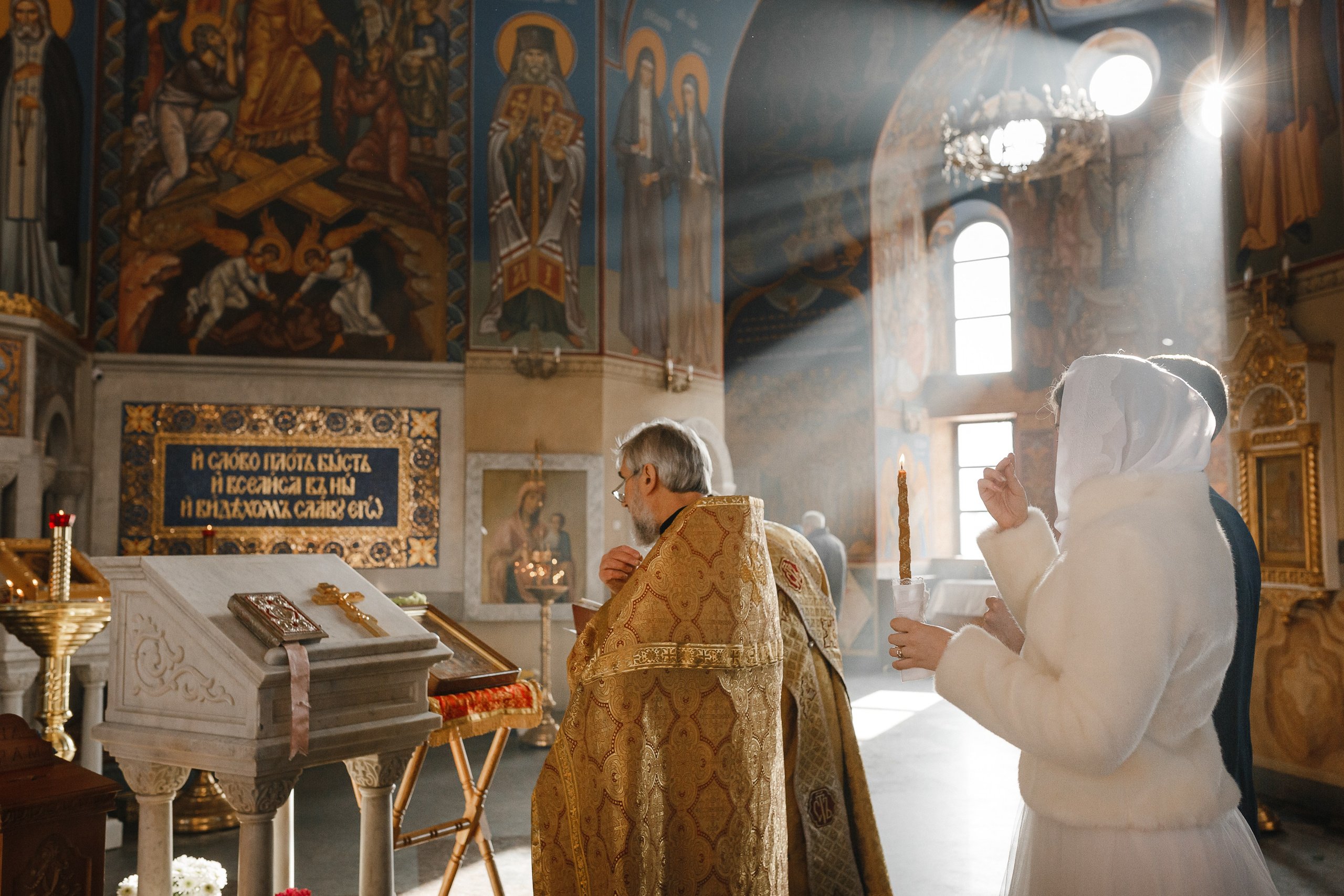 Профессиональный фотограф на таинство венчания в Москве и Московской области. Свадебный фотограф в Москве Мария Крош
