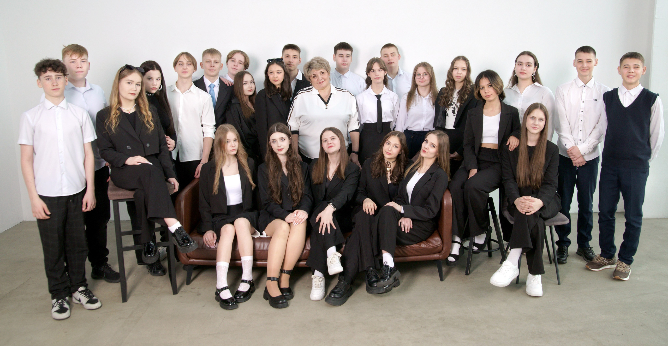 Студийная фотосессия выпускников 9,11 классов в Иркутске