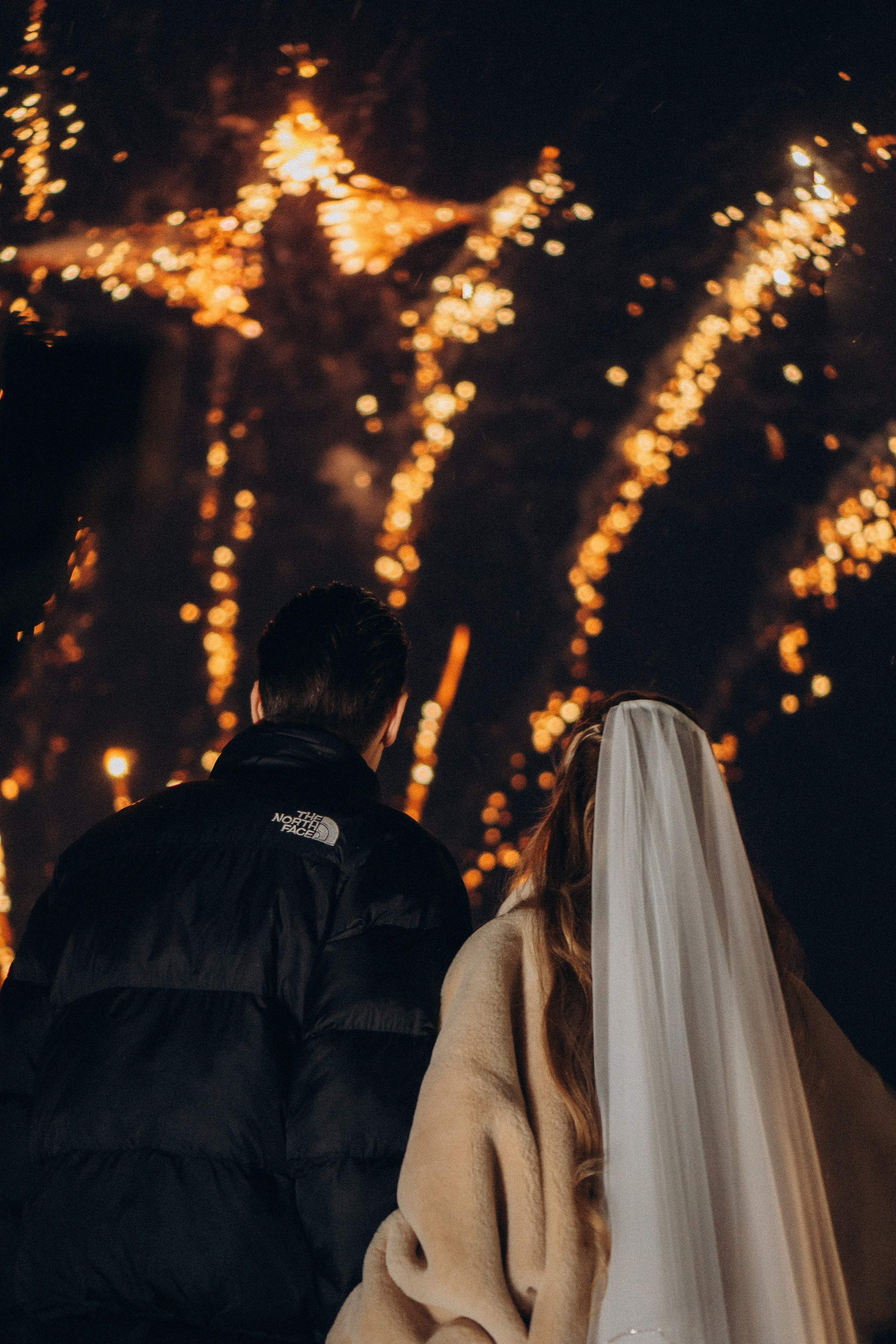 САЛЮТ НА СВАДЕБНОЙ ЦЕРЕМОНИИ (СНЯТО В СИБИРЕ В НИЖНЕВАРТОВСКЕ). Профессиональный фотограф, Санкт-Петербург — Виктория Богомолова