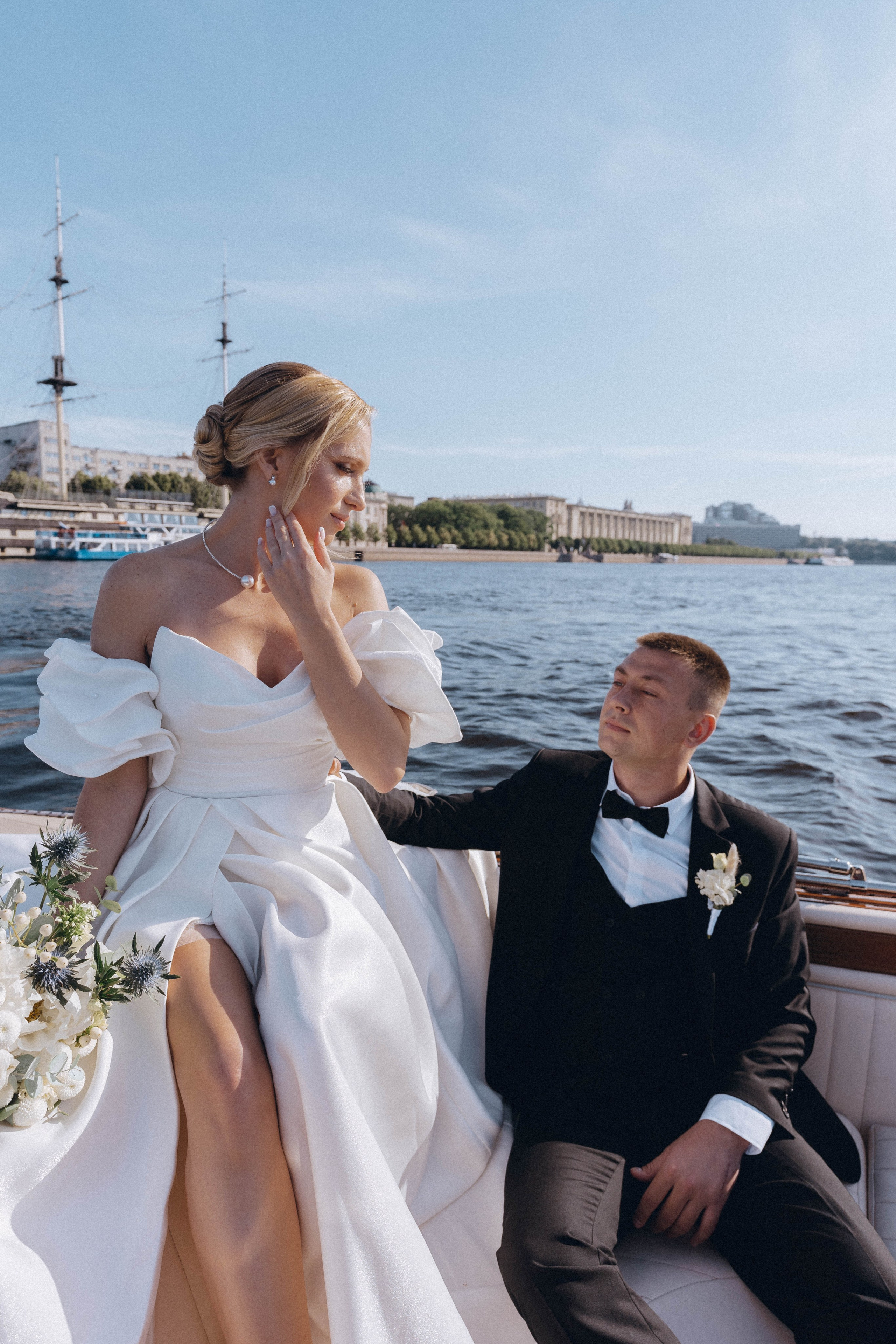 СВАДЕНБНАЯ СЬЕМКА НА КАТЕРЕ ПО КАНАЛАМ САНКТ-ПЕТЕРБУРГА И В АКВАТОРИИ НЕВЫ. Профессиональный фотограф, Санкт-Петербург — Виктория Богомолова