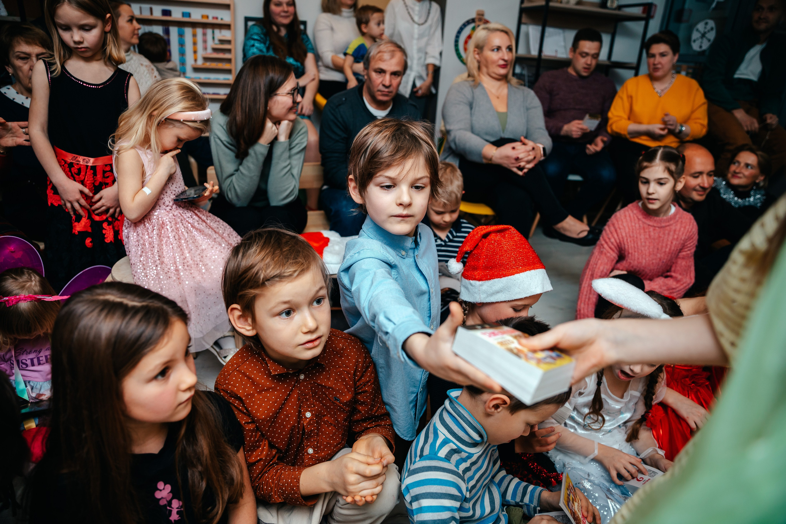 Новогодний утренник в Монтессори-школе. Семейный lifestyle фотограф в Санкт-Петербурге Людмила Пахомова