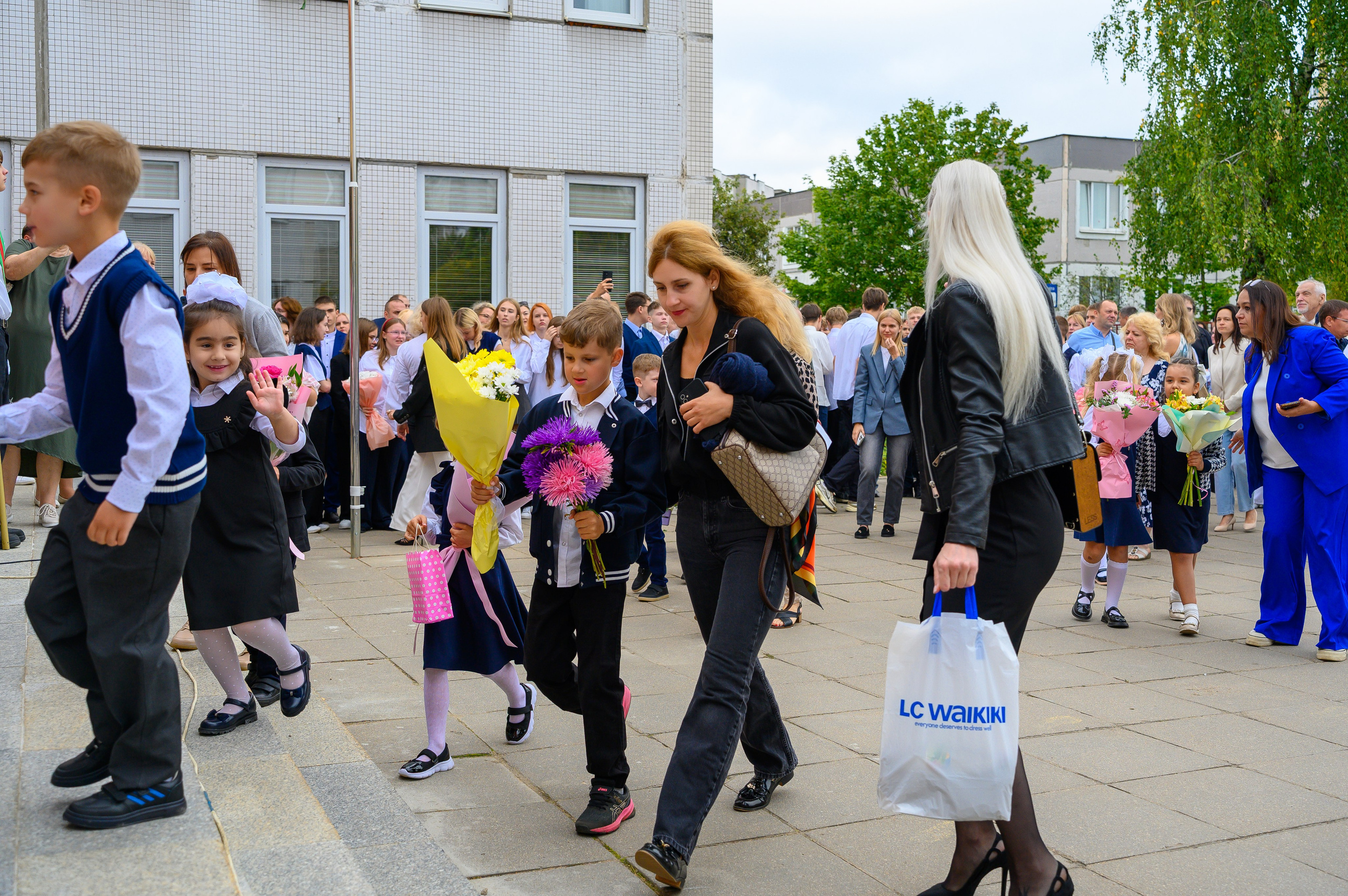 Вот звучит первый звонок, перед этим долгое приготовление к новому этапу в жизни, Яромир идет в школу. Фотоуслуги, услуги фотографа, фотографирование важных событий