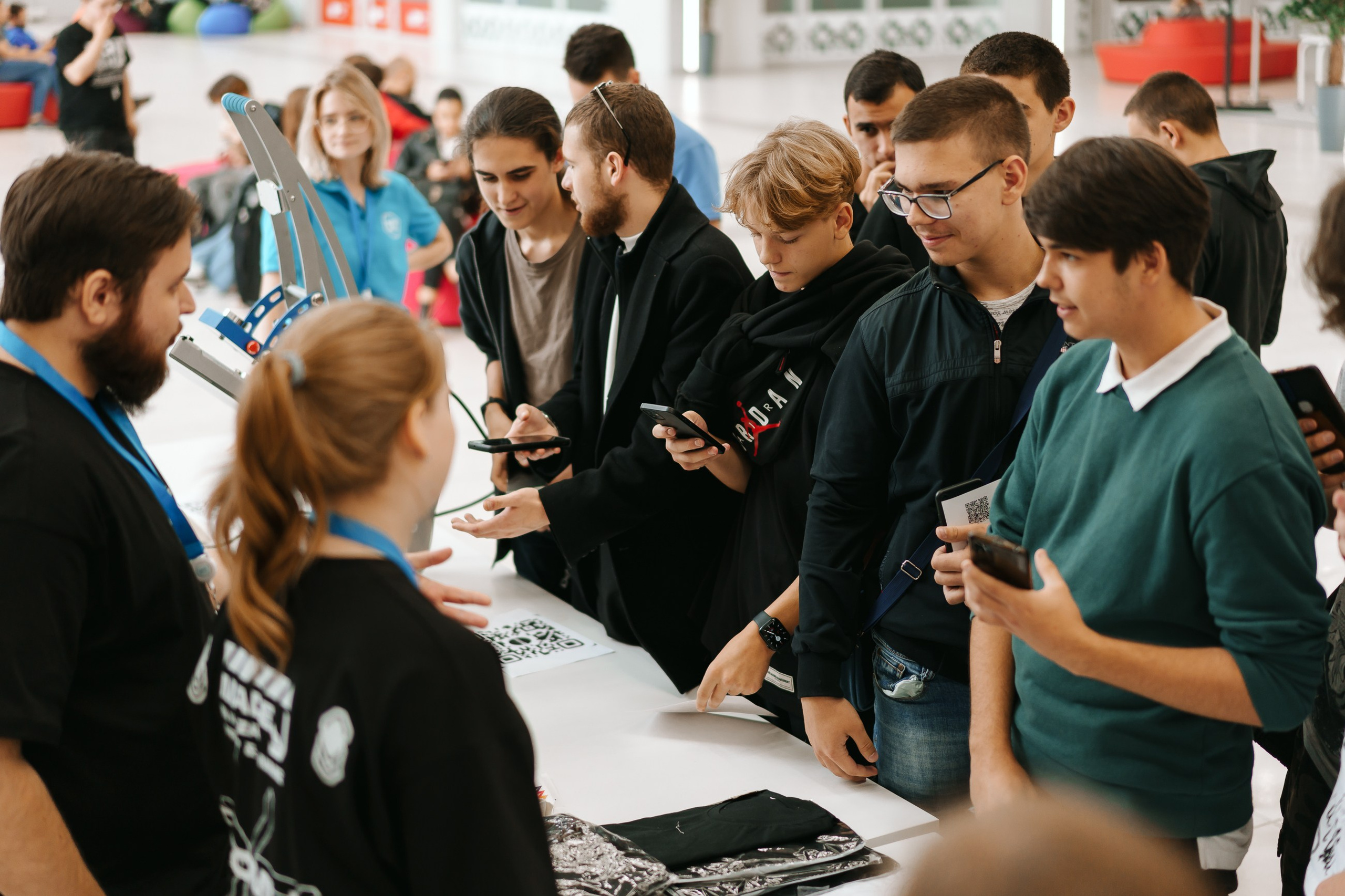 Демонстрация печати на ткани на стенде CustomLab — выставка Казань Экспо