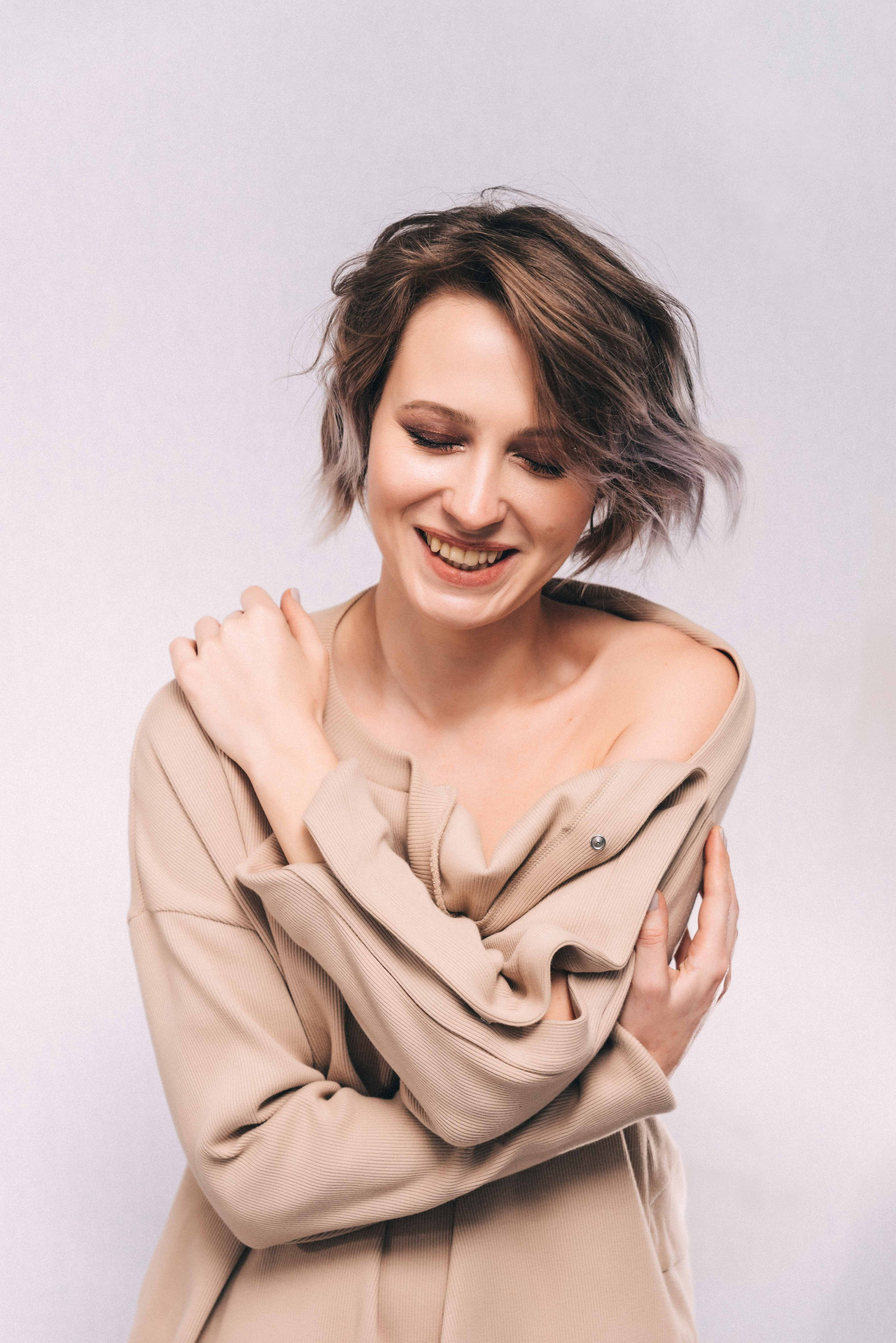 Саша и вино | портреты на белом фоне. Фотограф и видеограф в Москве и Абу Даби Мария Кулагина