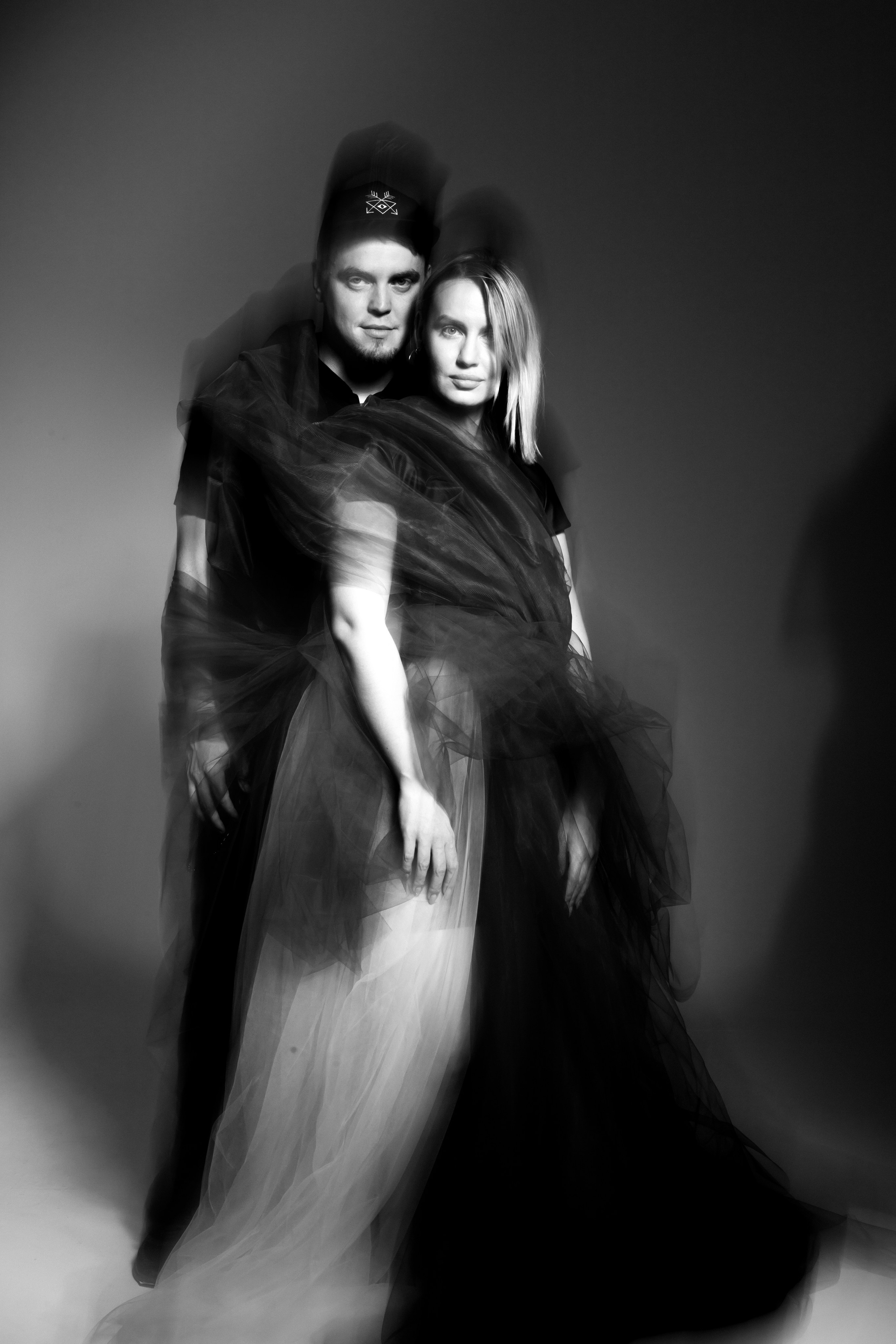 Семейный портрет на фоне. Фотограф в Тюмени Даша Михнова. Портреты, фотопроекты, фотодни