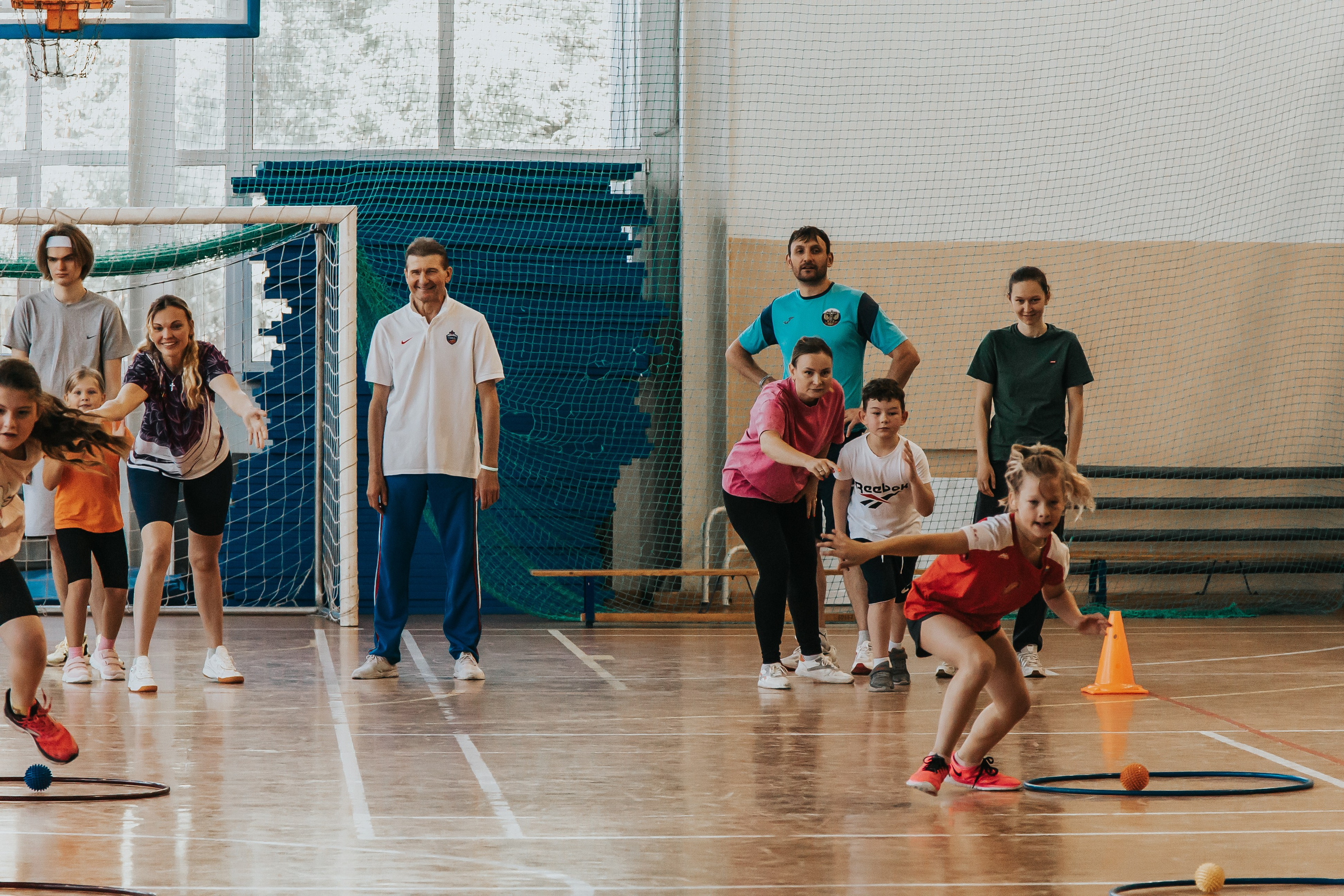 Репортажная спортивная съемка г. Королев стадион Металлист «папа, мама, я — спортивная семья». Юлия Егорова | Свадебный фотограф, семейный фотограф Москва, МО • Портреты • репортажи • день рождения • Love Story • дети