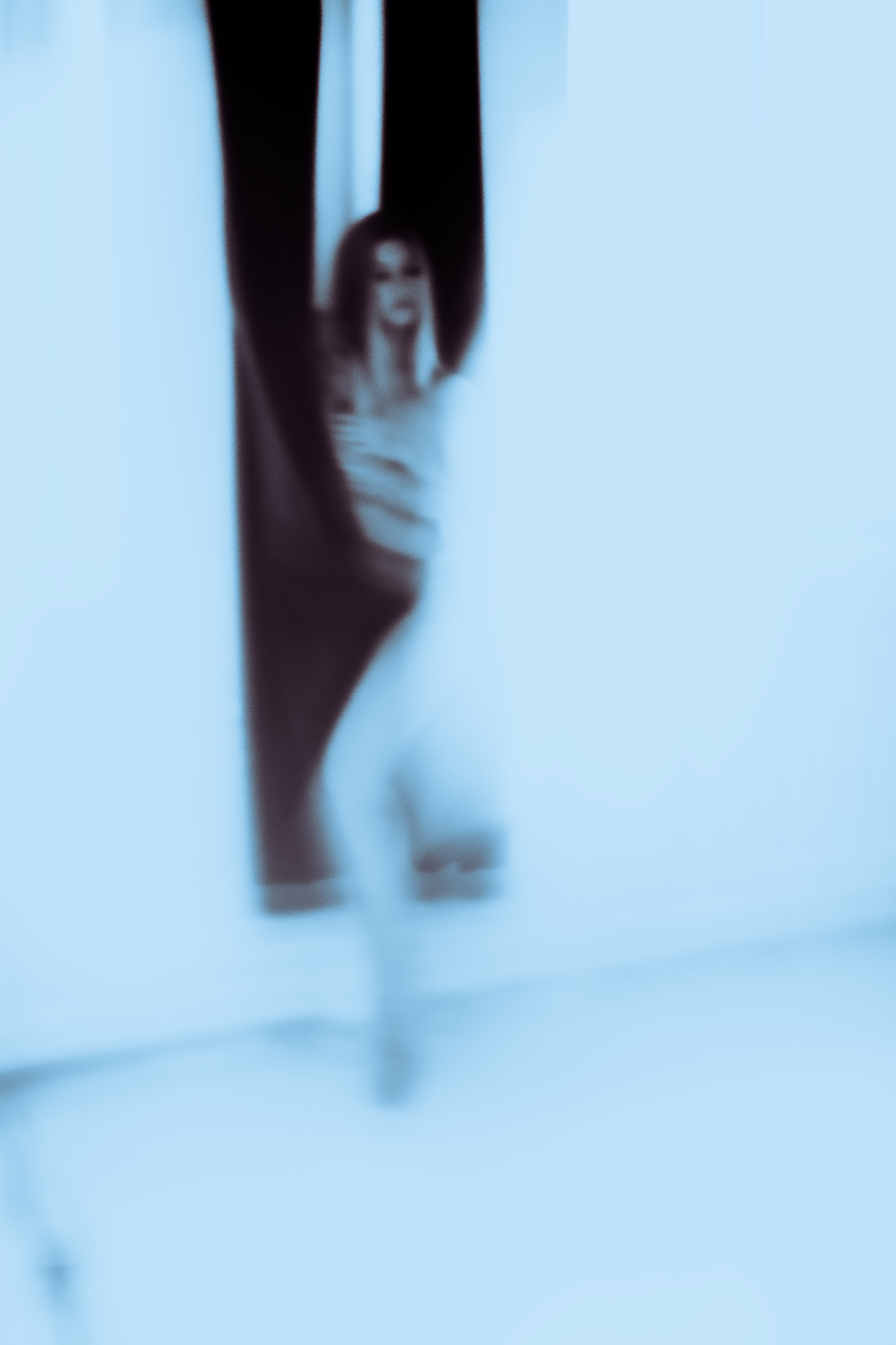 Фотосессия с мистическим образом красивой девушки, которая таинственно обнажается за шторой, словно призрак во тьме. Фотограф: Alexander Veselkov - Photographer | AV.