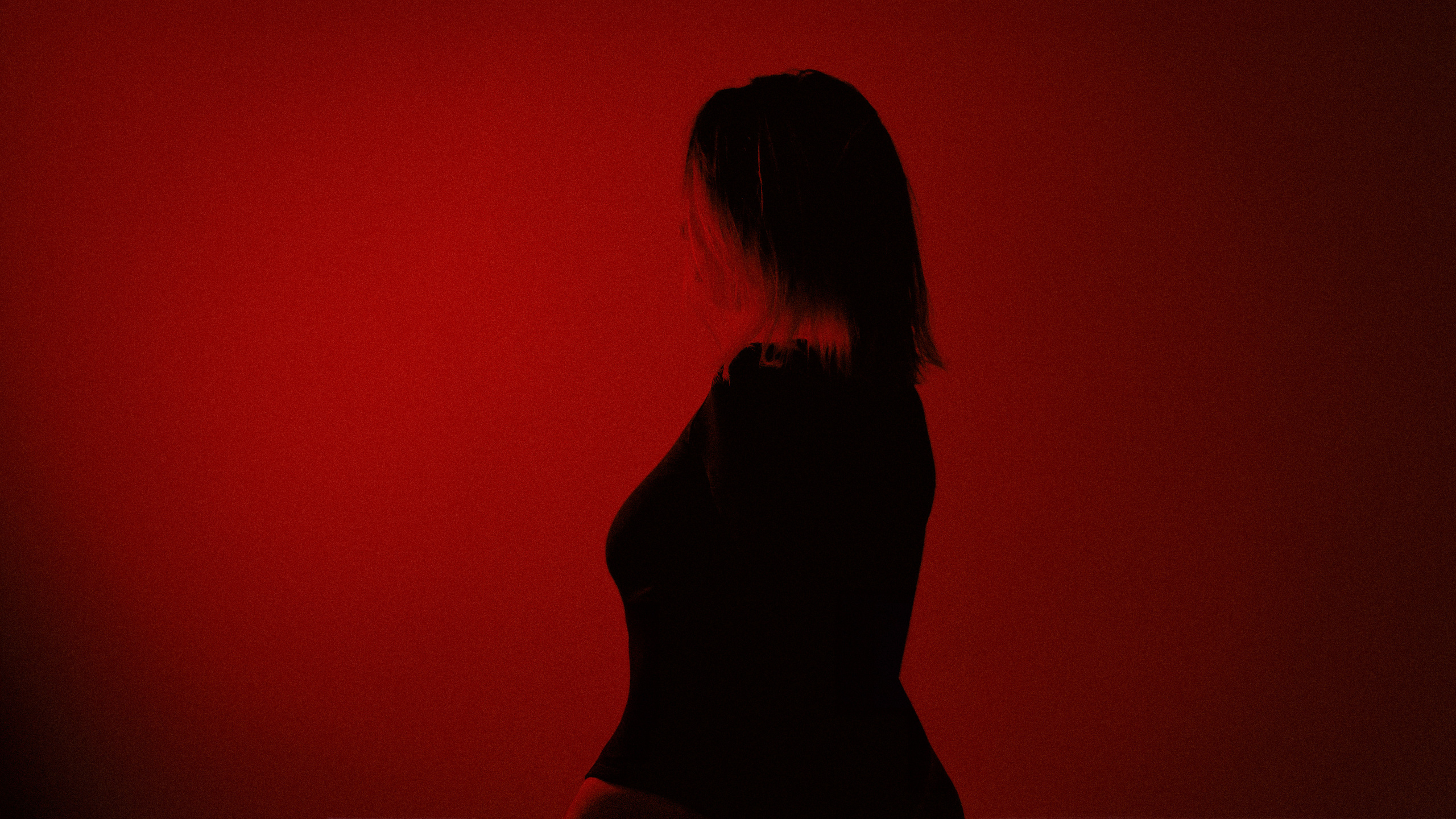 Смелая атмосферная фотосессия, переплетающая красные оттенки и постмодерн кадры. Фотографиями вдохновляет Alexander Veselkov - Photographer| AV