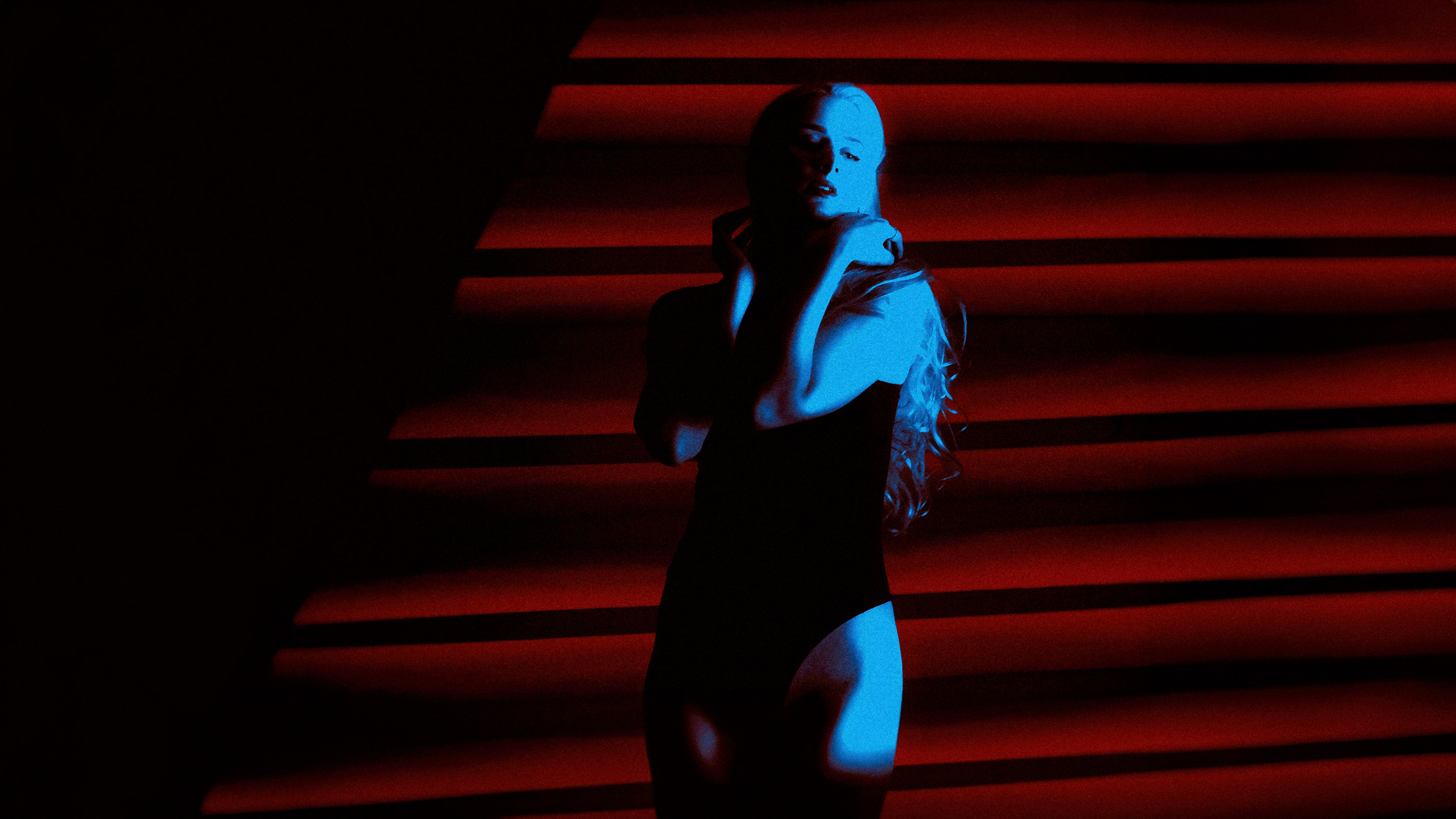 Уникальная мистическая фотосессия с ярким сексуальным магическим образом, красивая девушка в красно-синих тонах, с яркими ритмами. Alexander Veselkov - Photographer| AV