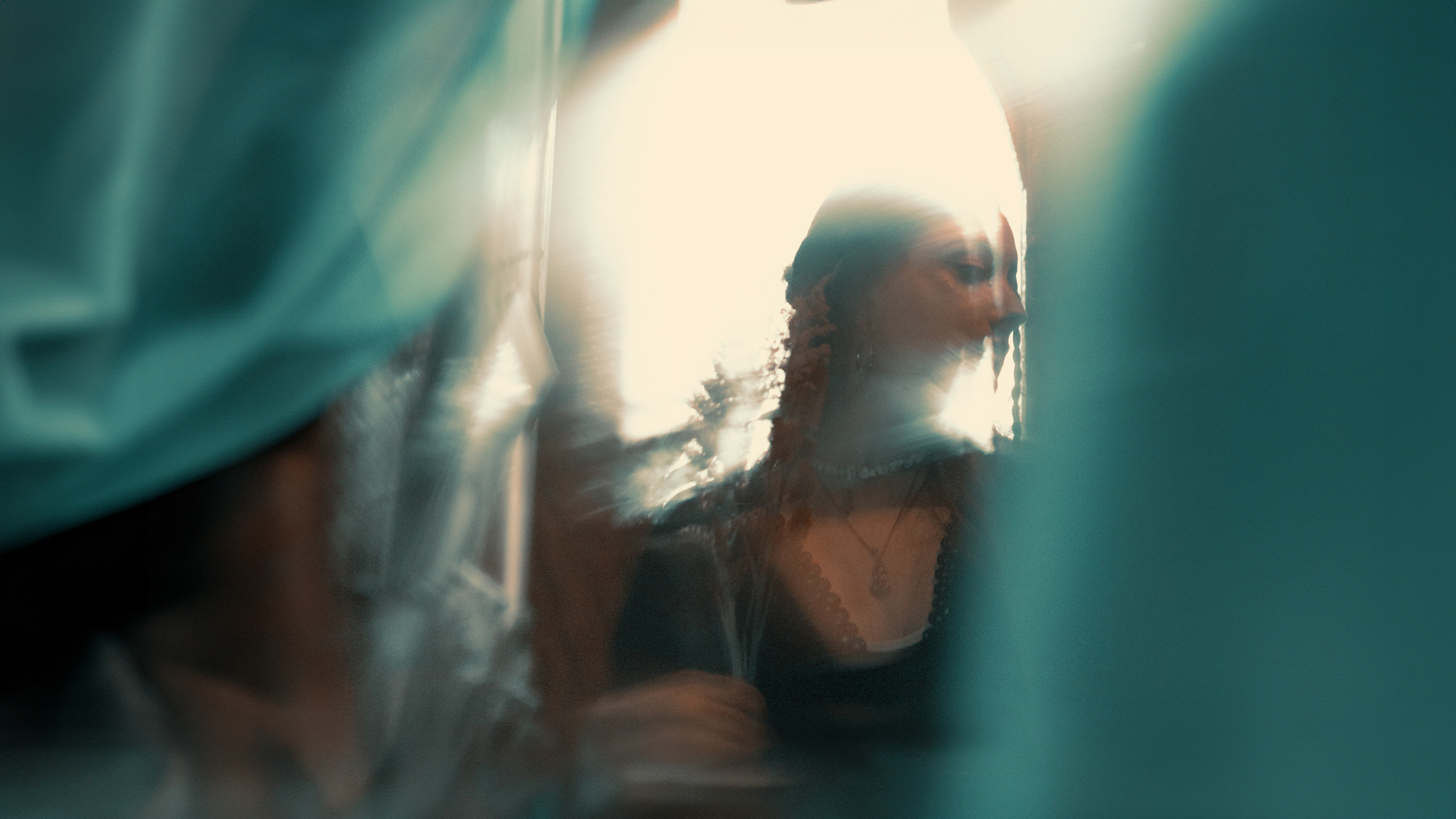 Фотосессия, воплощающая божественную Марию с отсылкой к иконам, в индийском кафе "Кашмир", раскрывает мистические красоты молодой девушки. Автор: Alexander Veselkov - Photographer | AV.