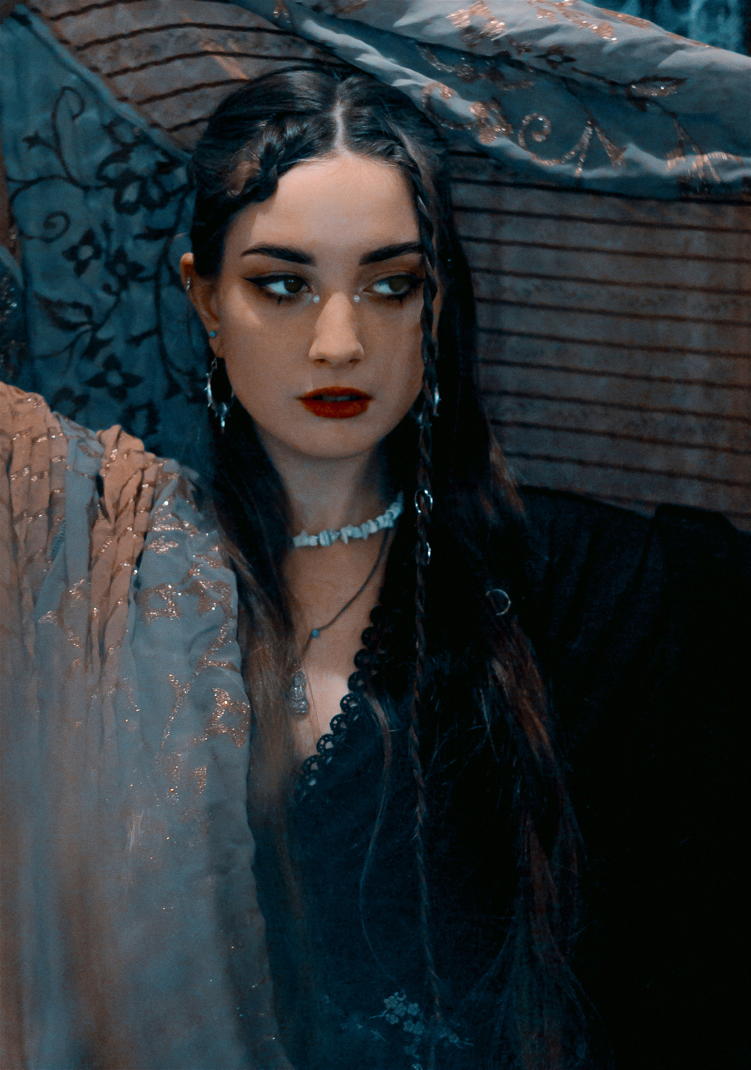 Фотосессия с восточными нотами в индийском кафе "Кашмир", где чарующая девушка окутана магическим образом. Автор: Alexander Veselkov - Photographer | AV.