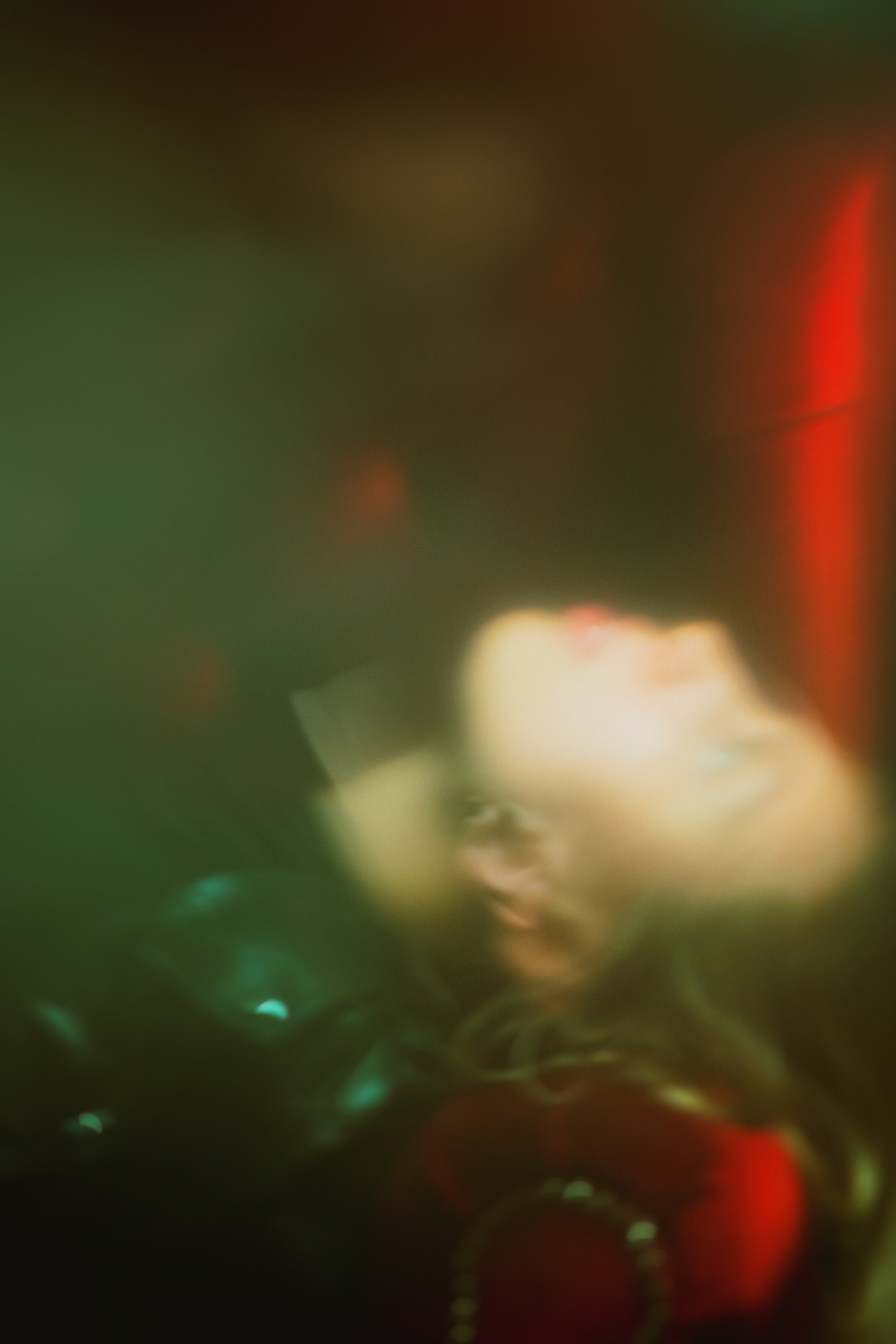 Художественная фотосессия переносит нас в мир загадки и красоты, где таинственная девушка увлекает нас в комнату с торшером, на красном диване, и киношным атмосферным светом. Alexander Veselkov - Photographer | AV