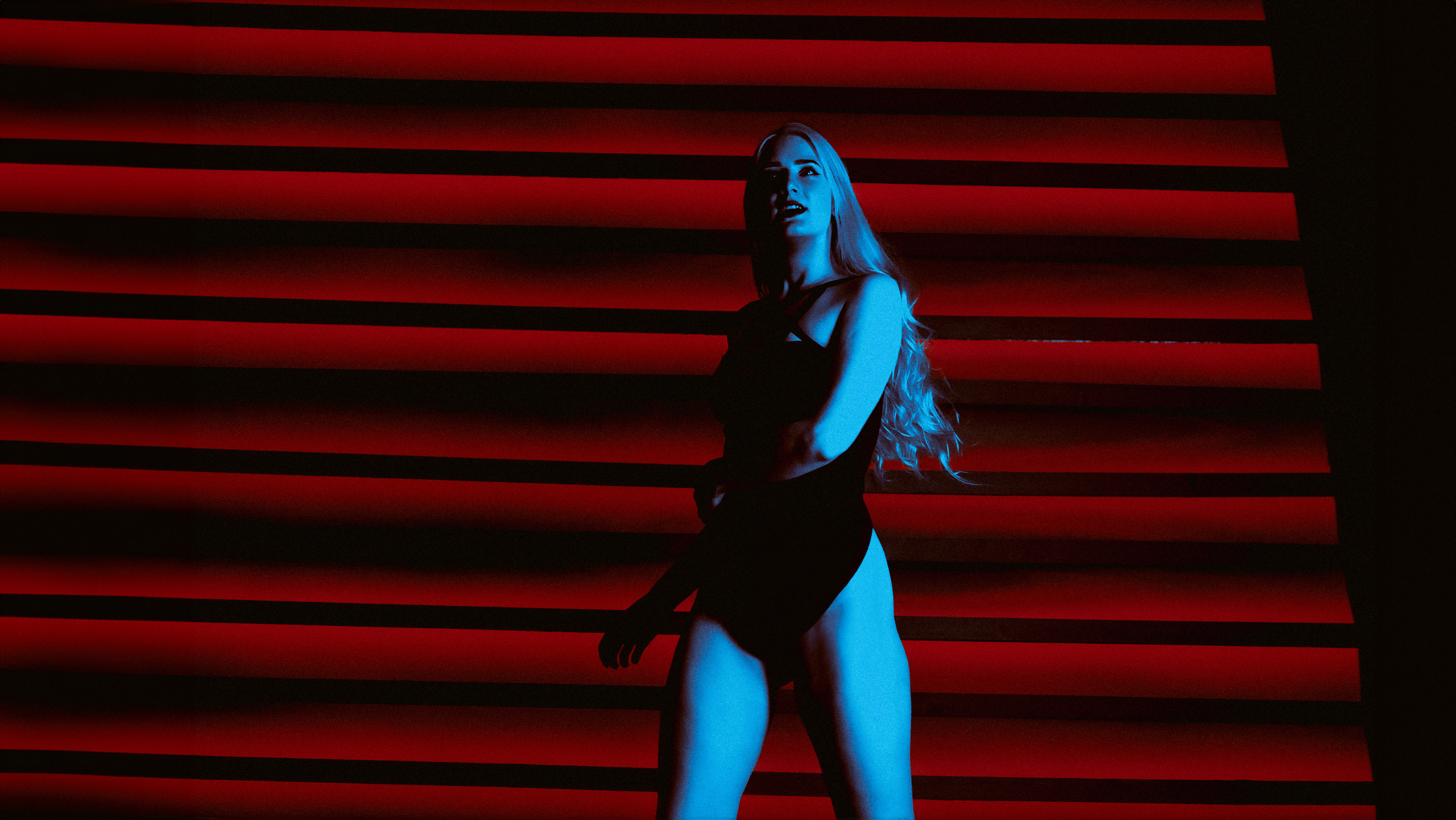 Яркие ритмы и движение на мистической фотосессии с красивой девушкой, облаченной в красно-синие тона. Alexander Veselkov - Photographer| AV