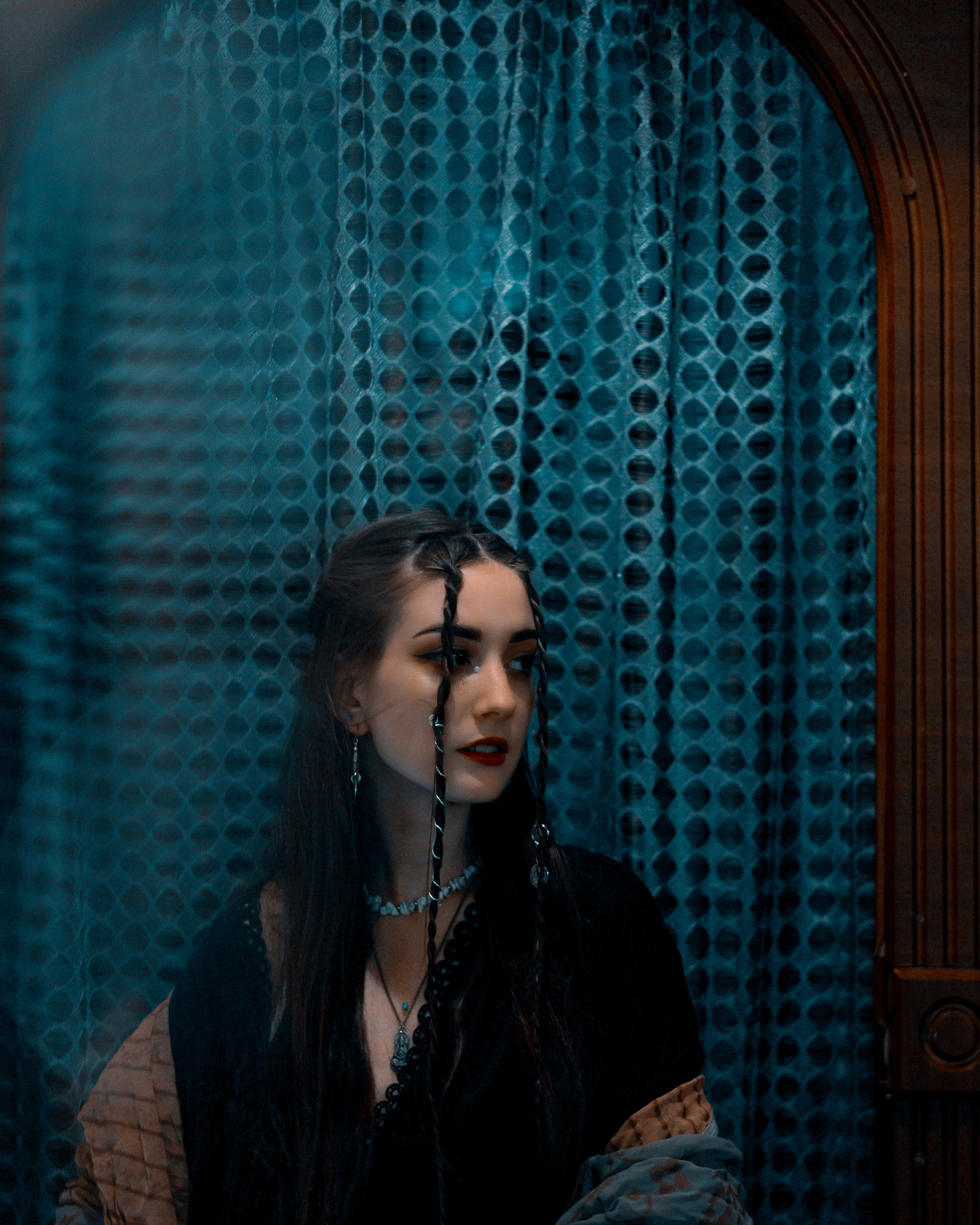 Удивительная фотосессия с восточными нотами в индийском кафе "Кашмир" для девушки, которая создает магическую ауру. Фотограф: Alexander Veselkov - Photographer | AV.