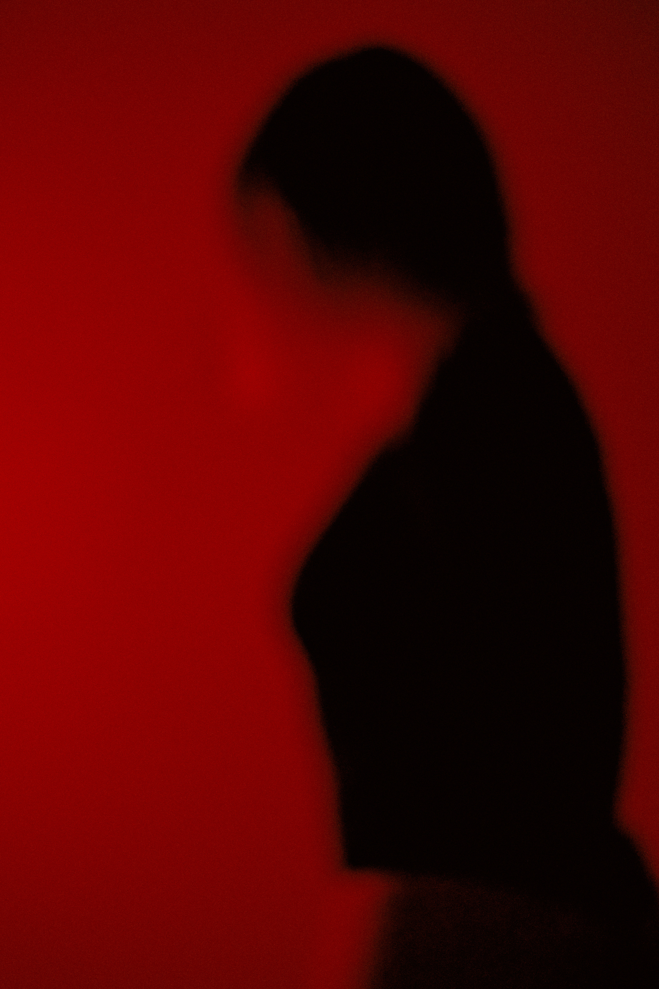 Постмодерн кадры и сексуальный образ, раскрывающиеся в красной комнате на фотосессии. Фотограф: Alexander Veselkov - Photographer| AV