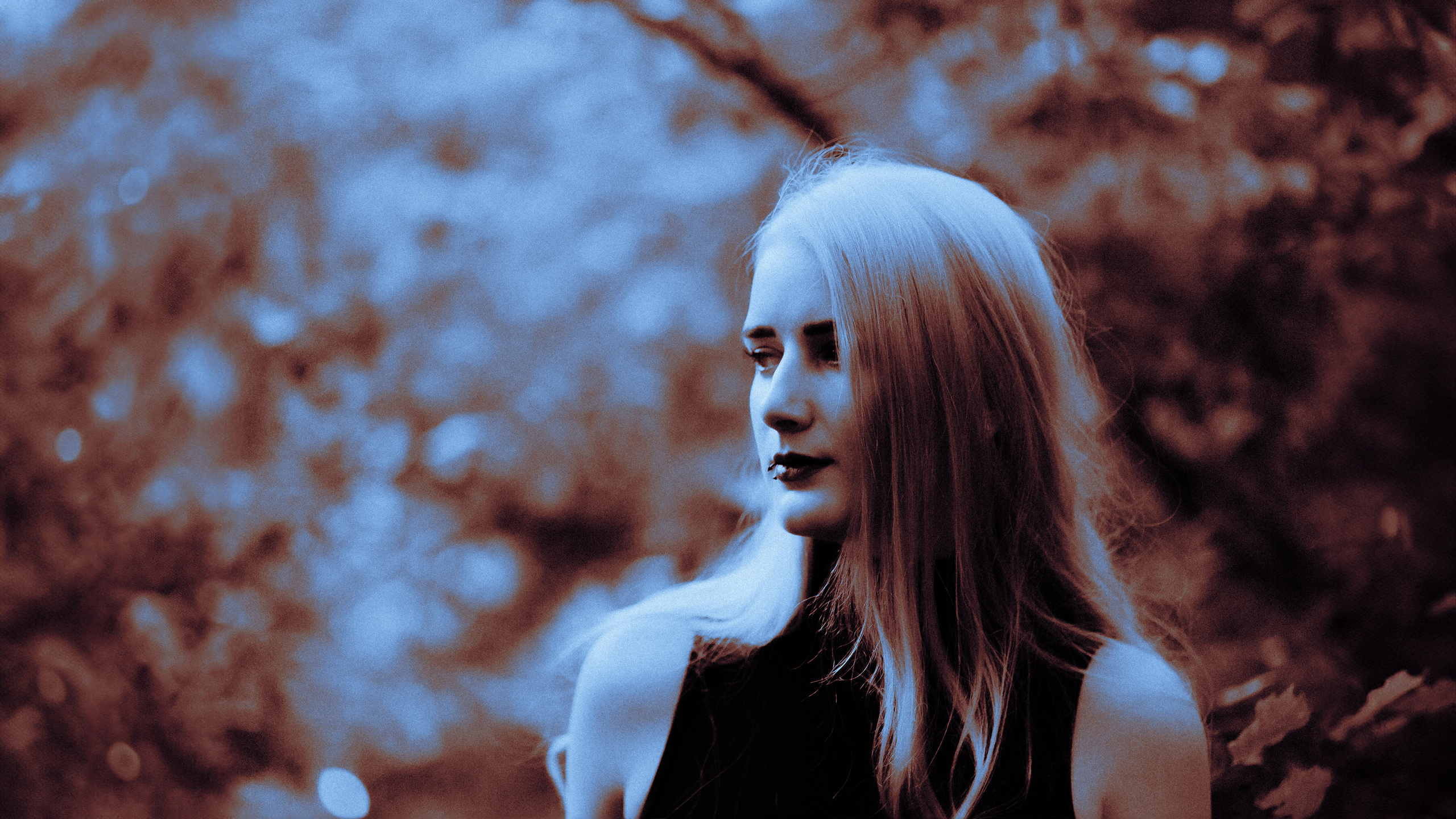 Магическая вампирская фотосессия в лесу, где молодая вампирша окружена необычными цветами. Её тонкая светлая кожа и томный взгляд добавляют загадочности. Фотограф: Alexander Veselkov - Photographer | AV.