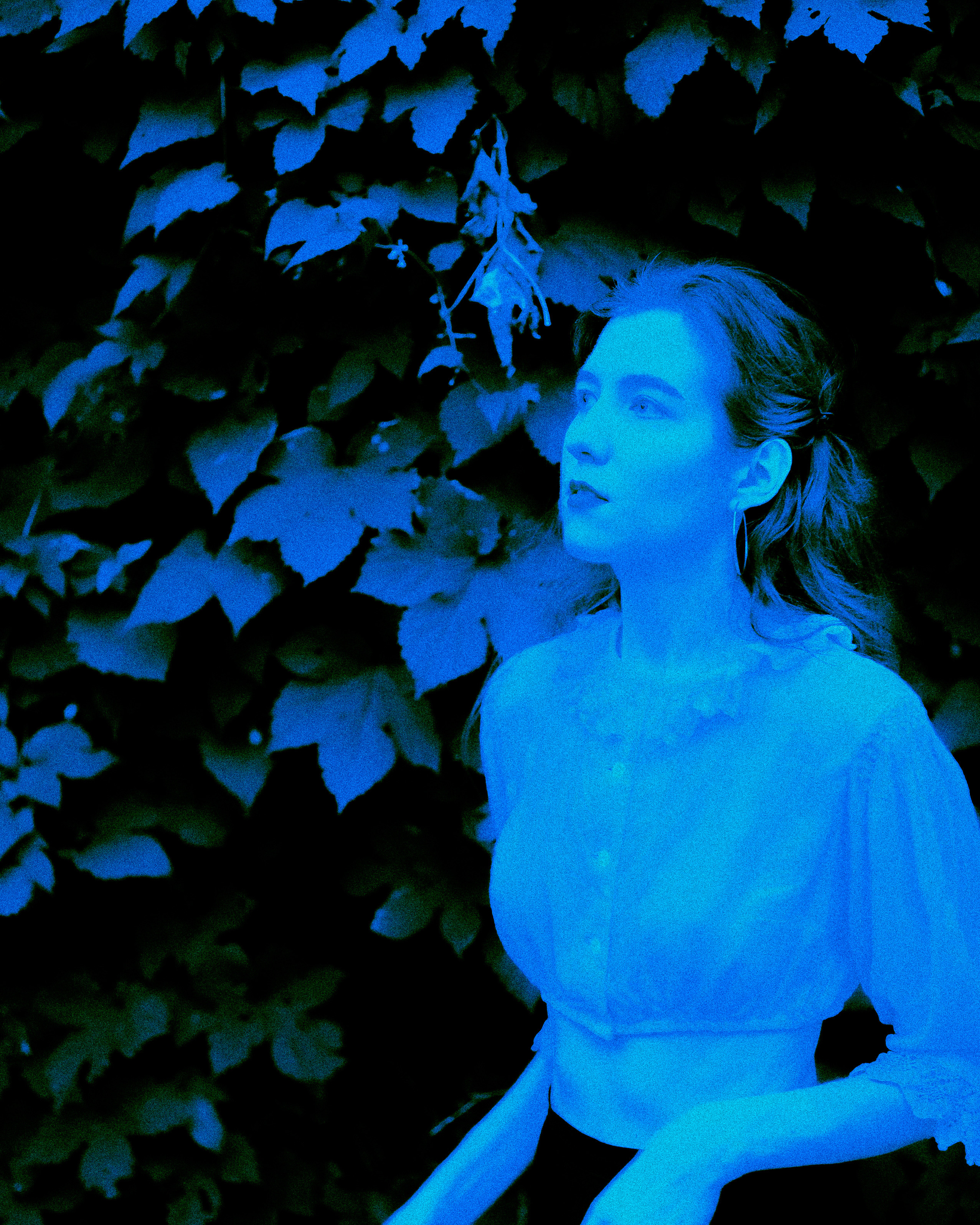 Уникальные образы на фотосессии с обработкой цианотипией. Прекрасная молодая девушка сияет на фоне живой стены летнего сада, окруженного насыщенным синим цветом. Фотограф: Alexander Veselkov - Photographer | AV.