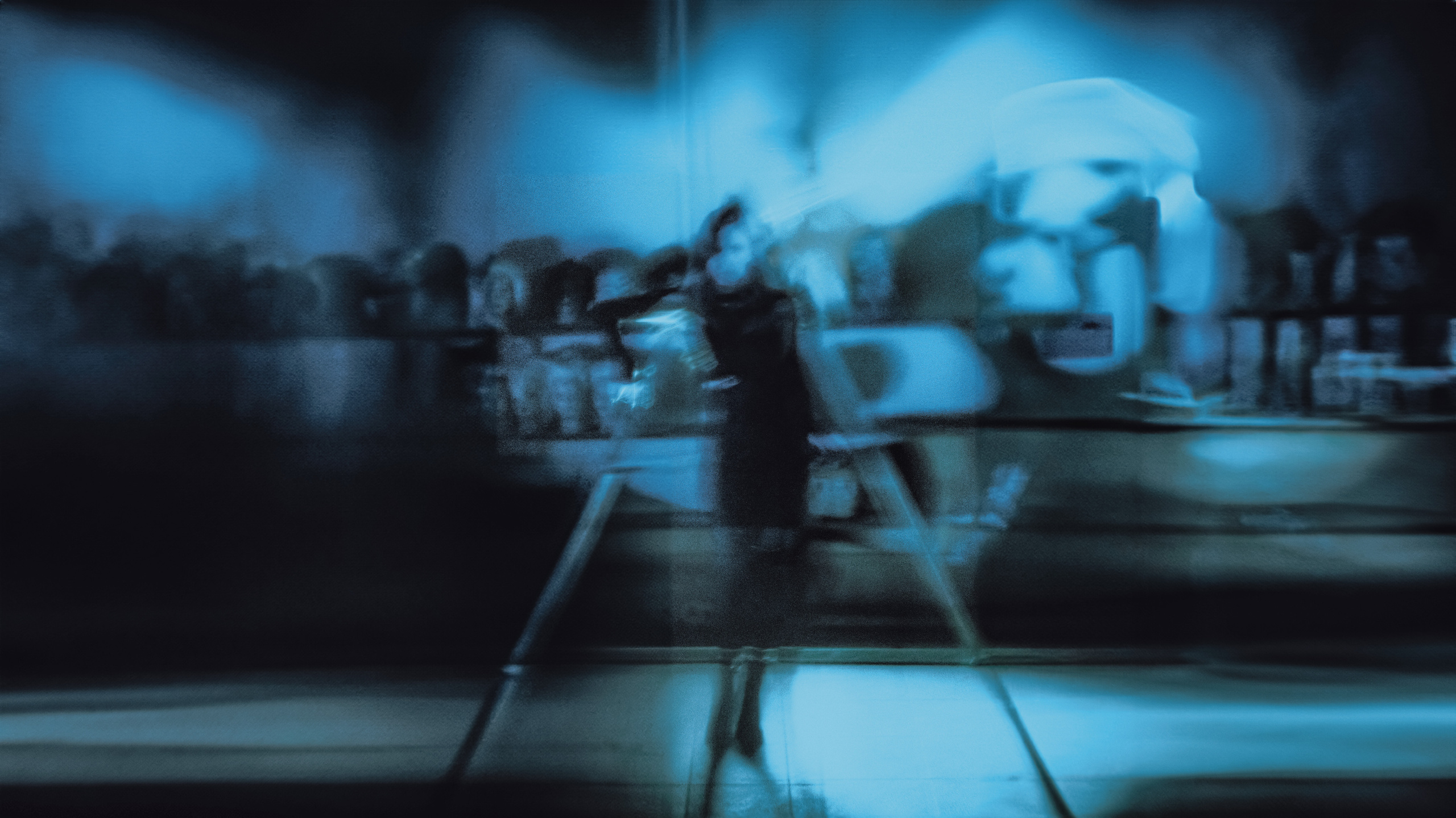 Фотосессия в Санкт-Петербурге, окутанная мистической атмосферой зазеркалья и карт таро, где прекрасная молодая девушка у зеркала держит карты в руке, и ее отражение призывает к путешествию в загадочный мир. Фотограф: Alexander Veselkov - Photographer | AV.