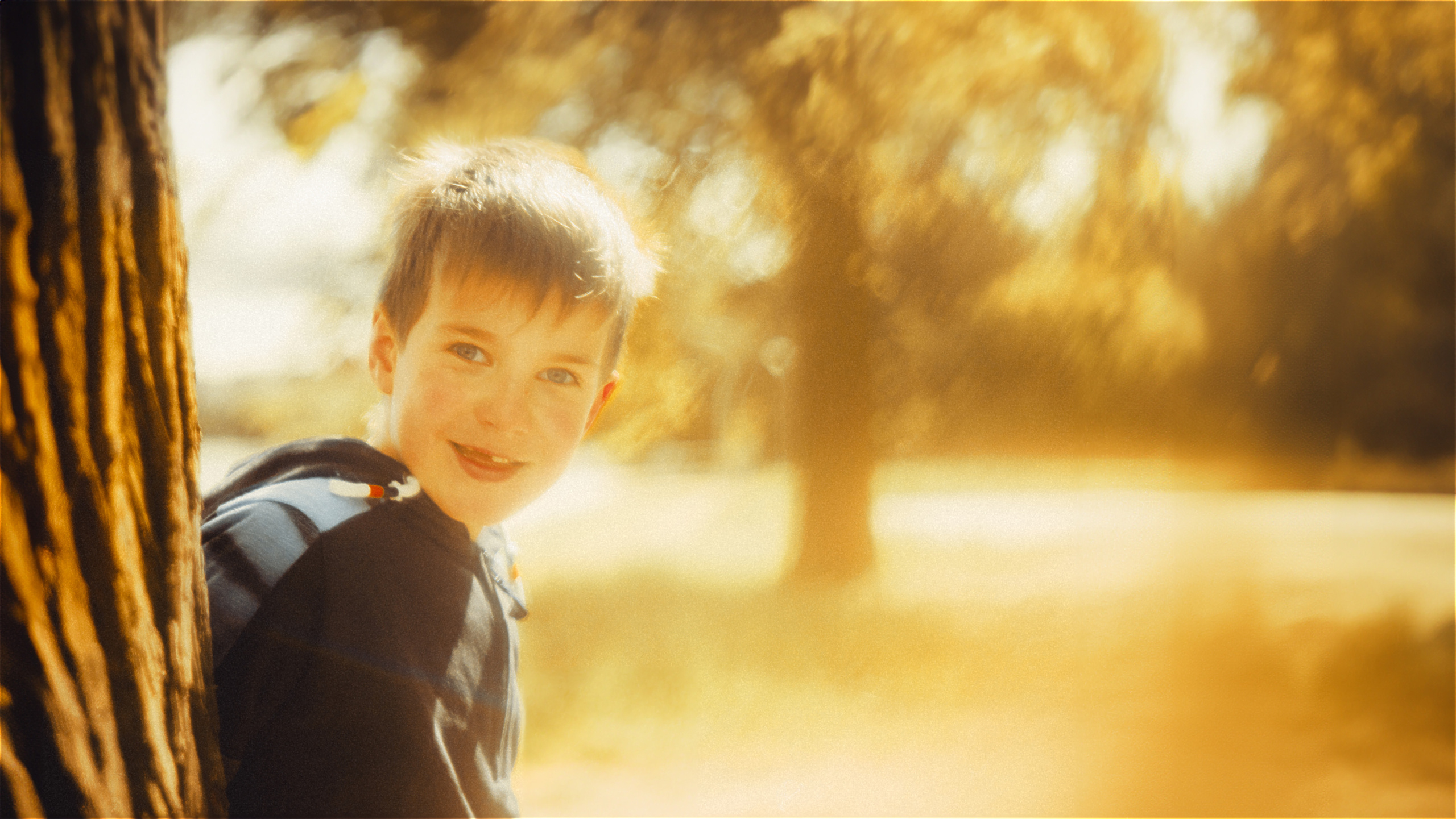 Солнечные детские репортажные фотографии, окруженные атмосферой тепла и сияния, передают безудержные эмоции и крики радости, оставляя след в сердцах на праздничной фотосессии. Фотограф: Alexander Veselkov - Photographer | AV.